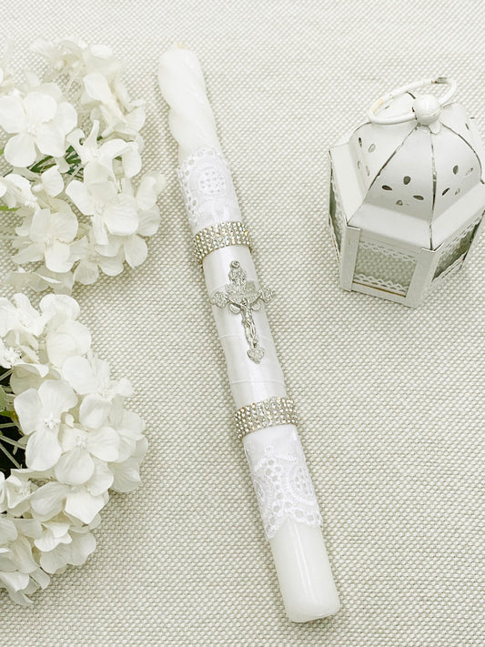 Candela Delgada con crucifijo y encaje