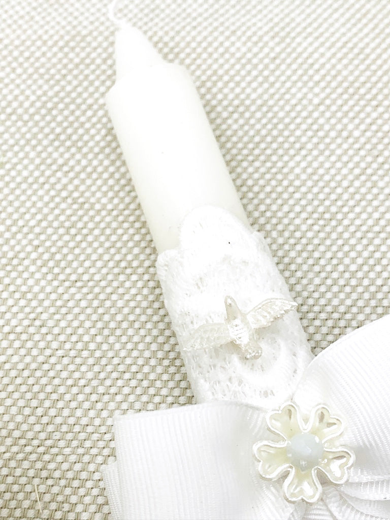 Candela con cinta fina, mini espíritu santo y encajes