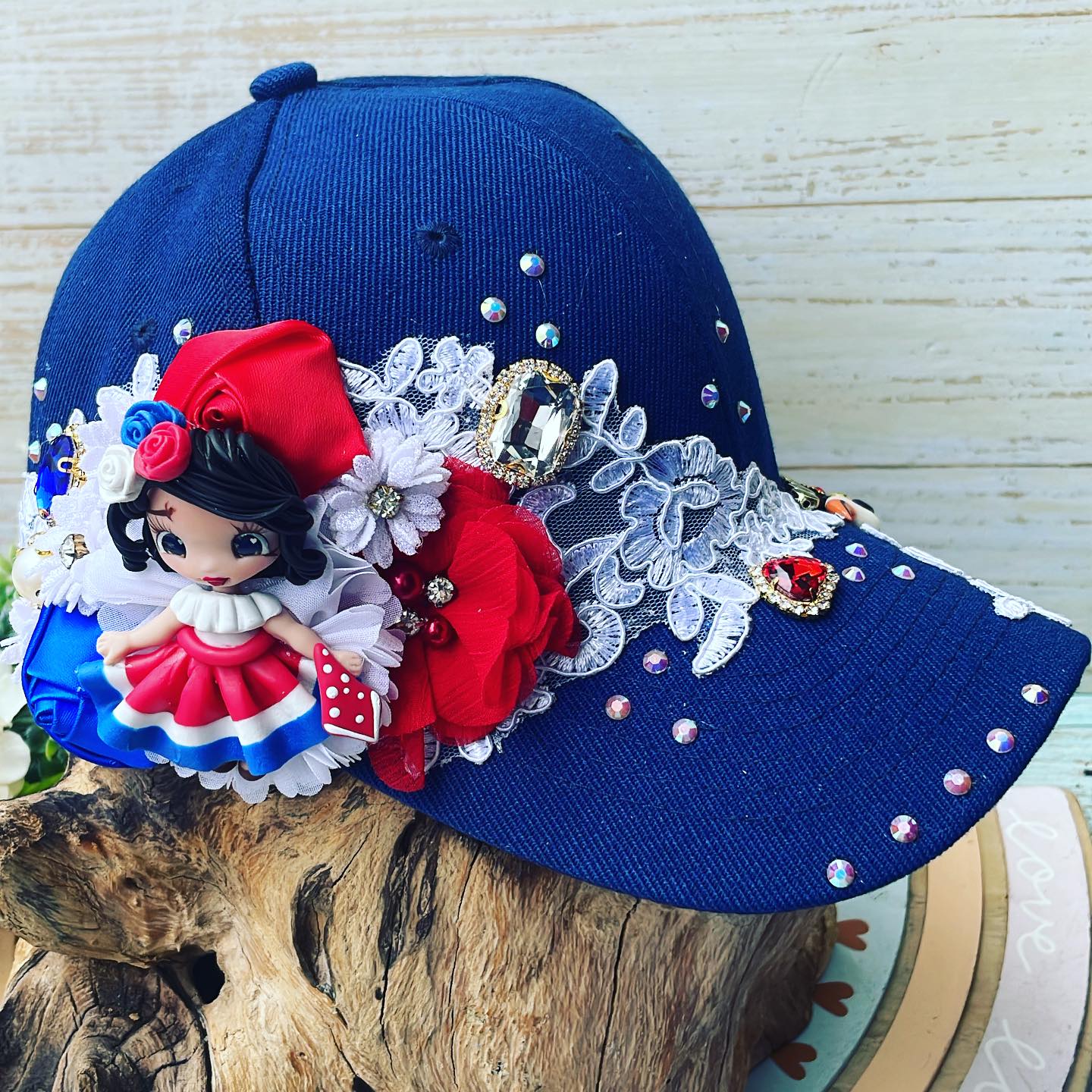 Gorra con detalles típicos azul para niño