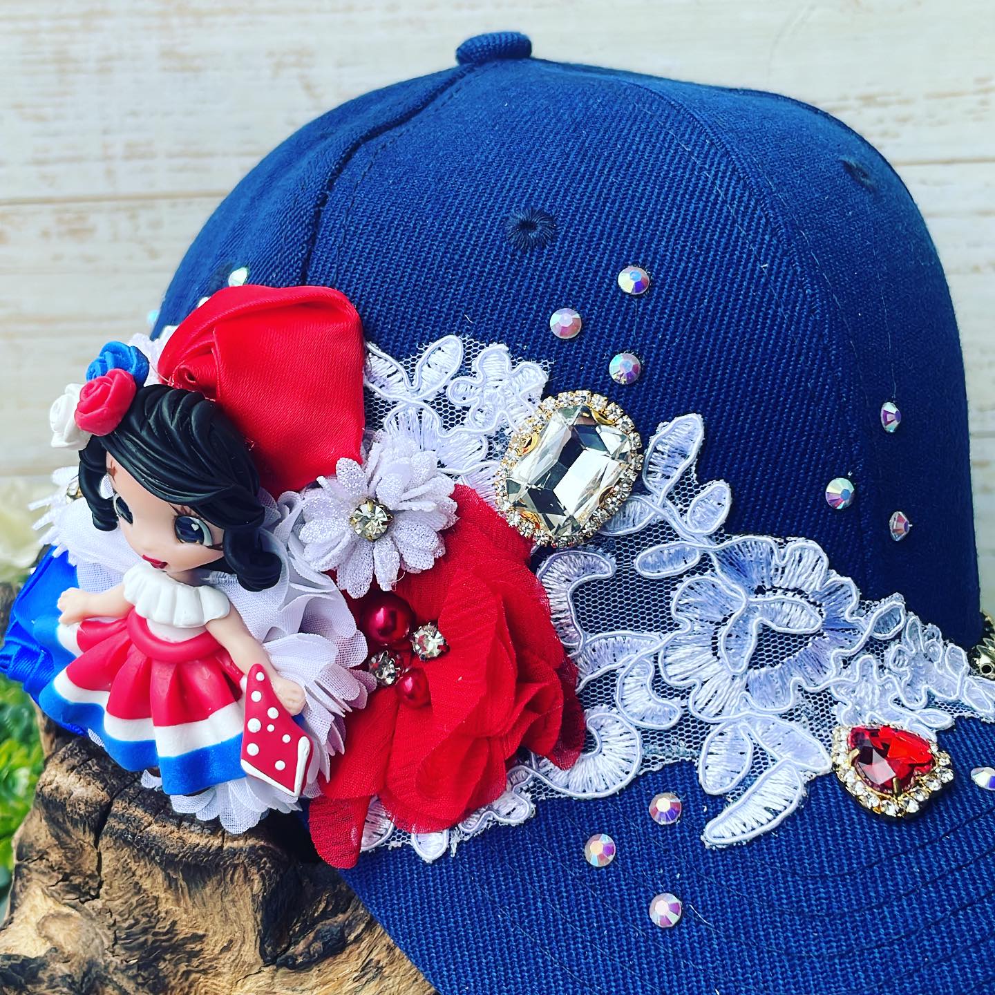 Gorra con detalles típicos azul para niño