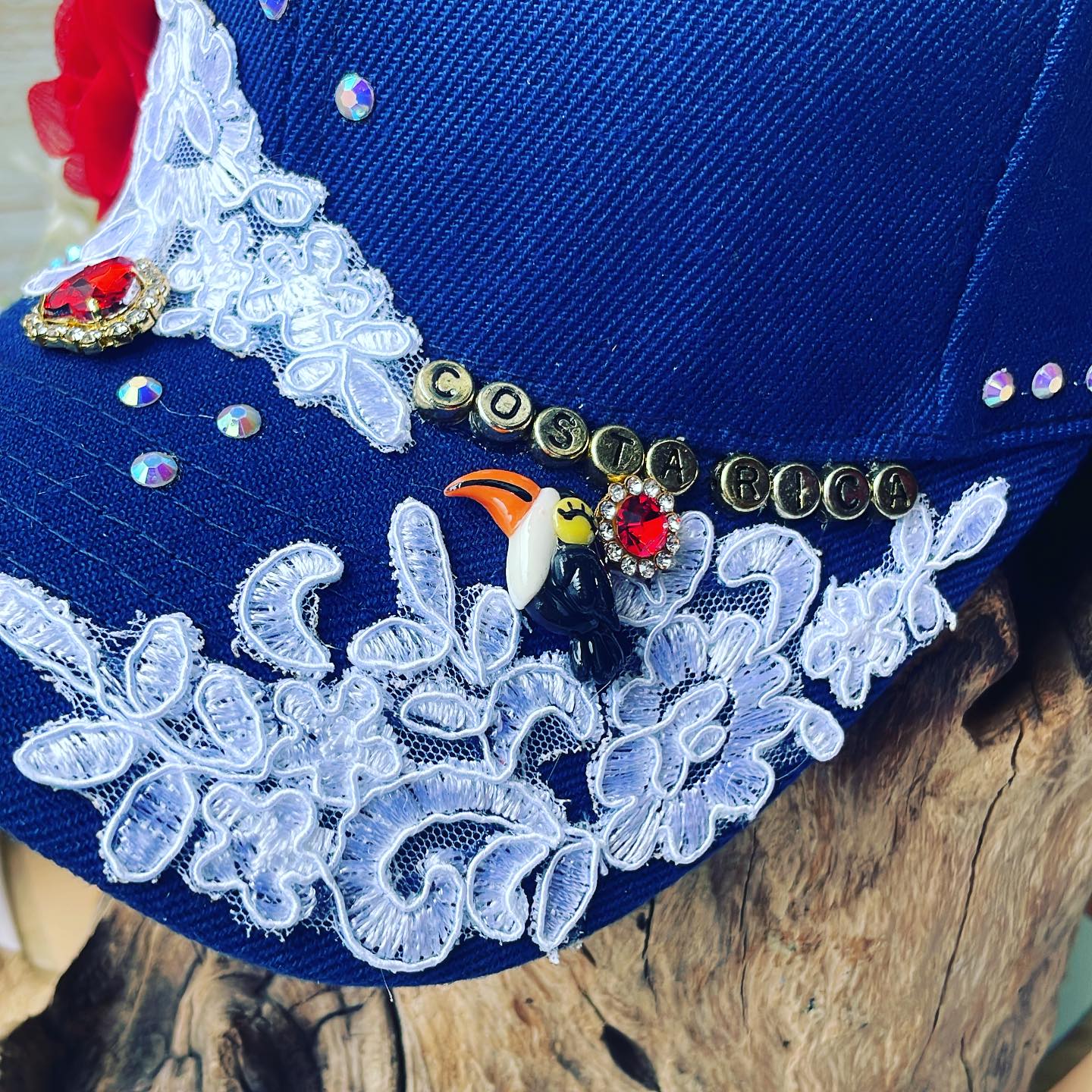 Gorra con detalles típicos azul para niño