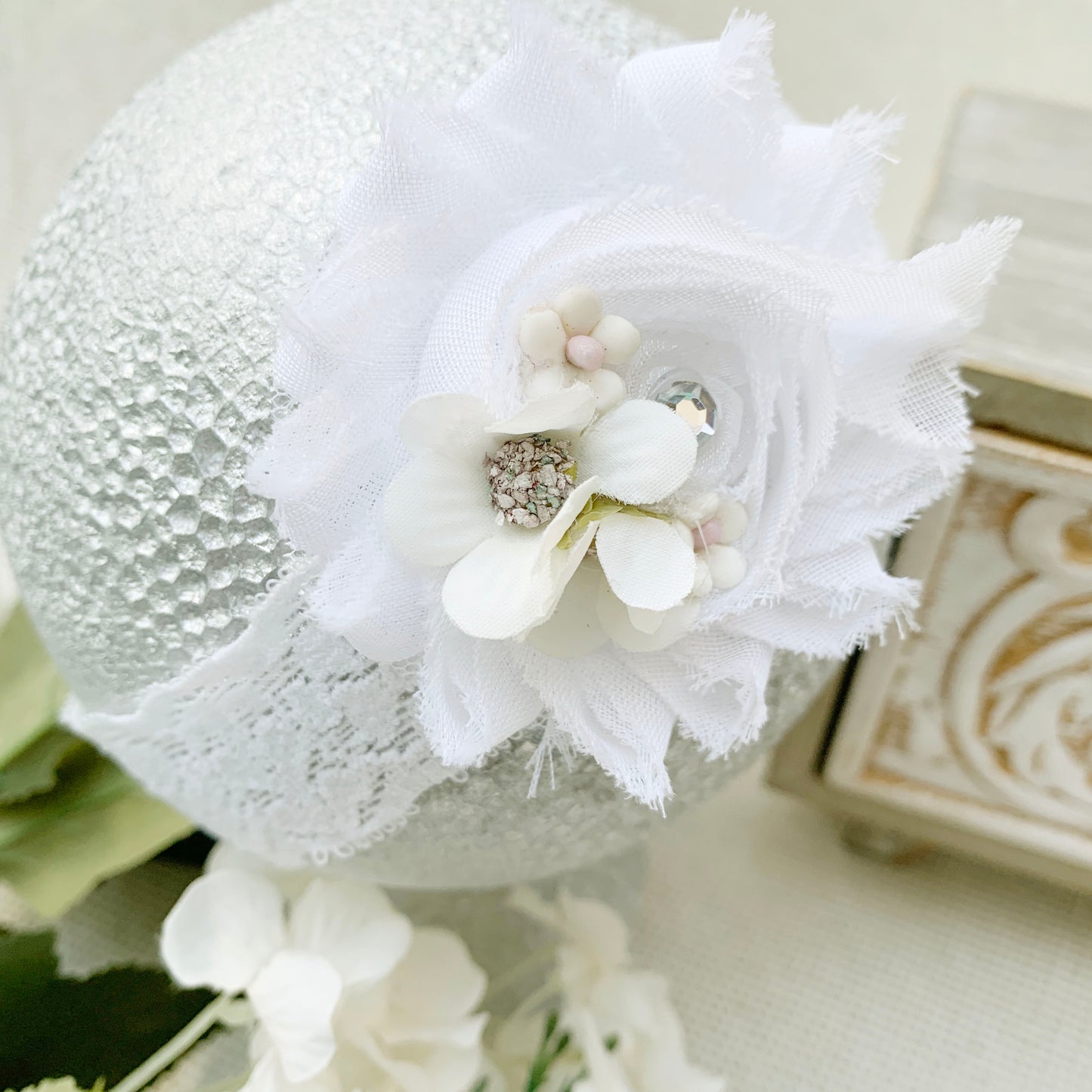 Vincha shavy con detalles de flores, pistilios.