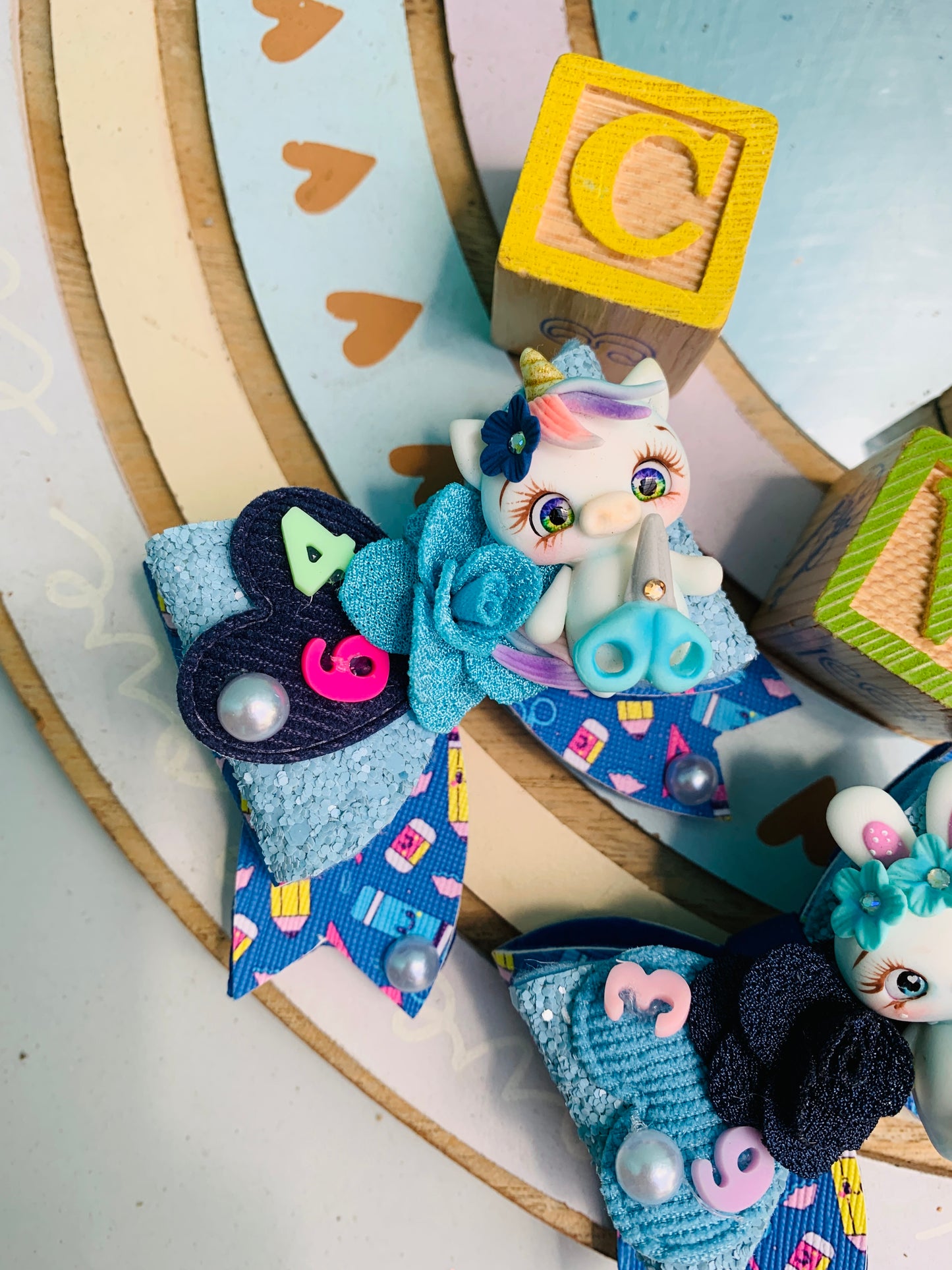 Par de prensitas con lazos temática Escolares | Unicornio escolar