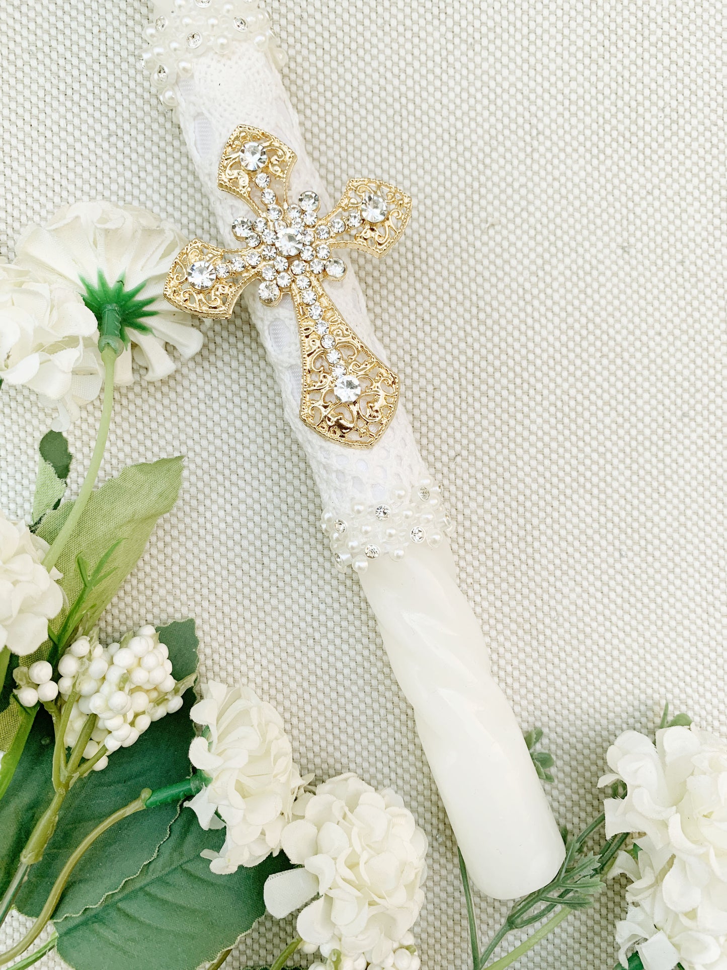 Candela torneada con cruz dorada en pedrería