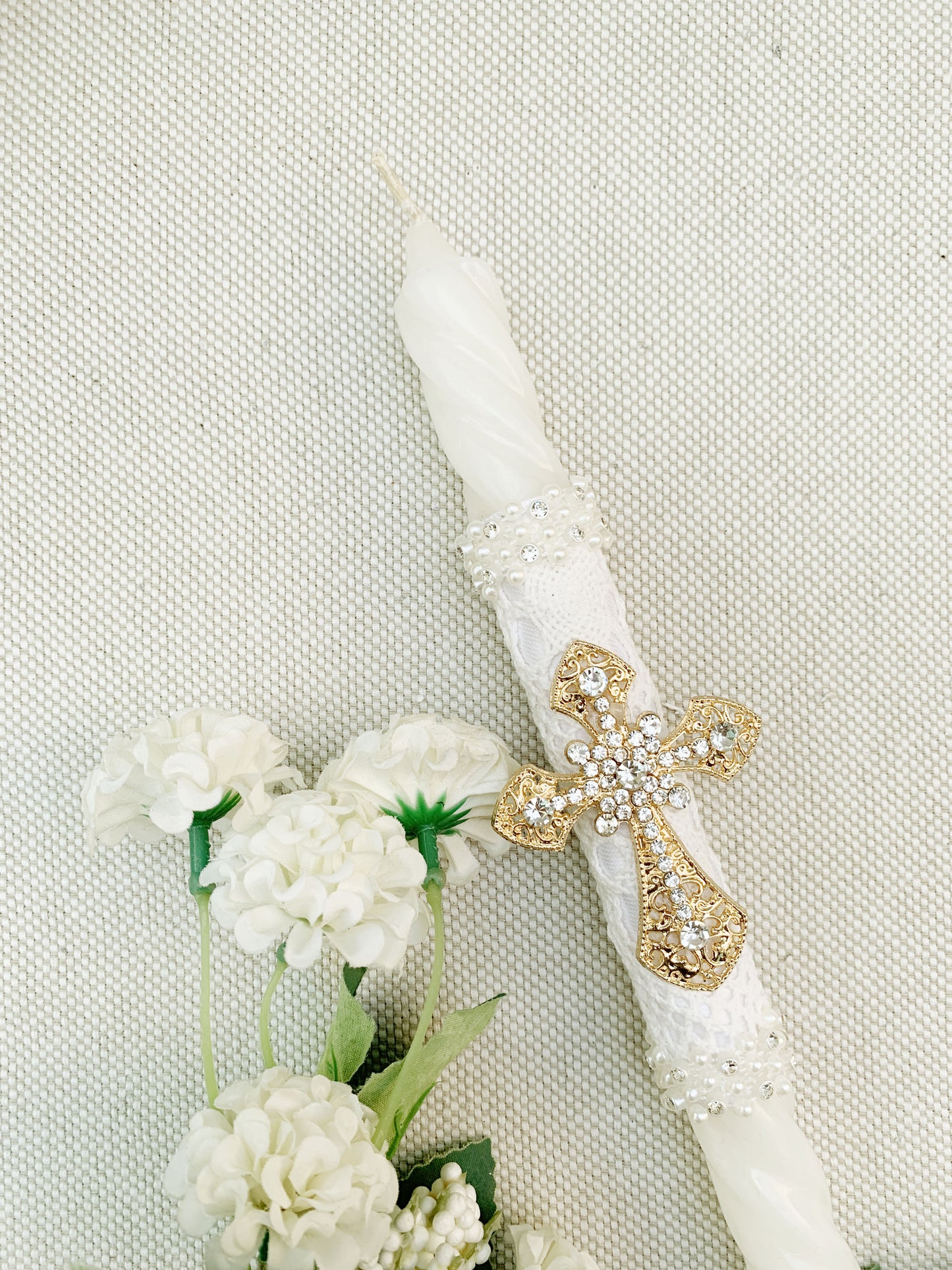 Candela torneada con cruz dorada en pedrería