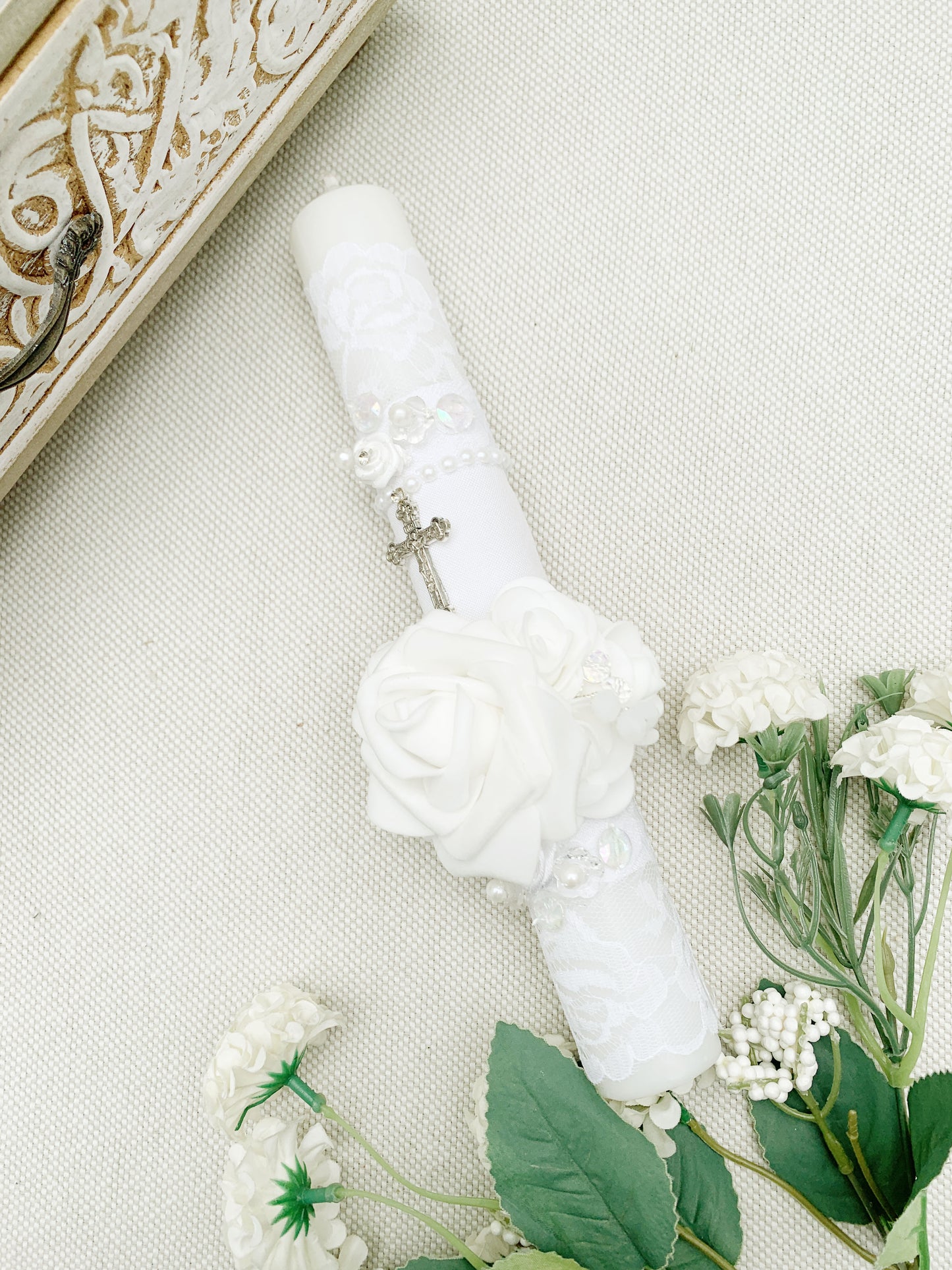 Cirio Bautismal con rosas blancas