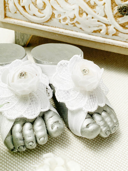 Pies descalzos con rosa tipo gamuza