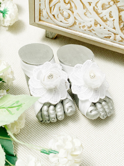 Pies descalzos con rosa tipo gamuza