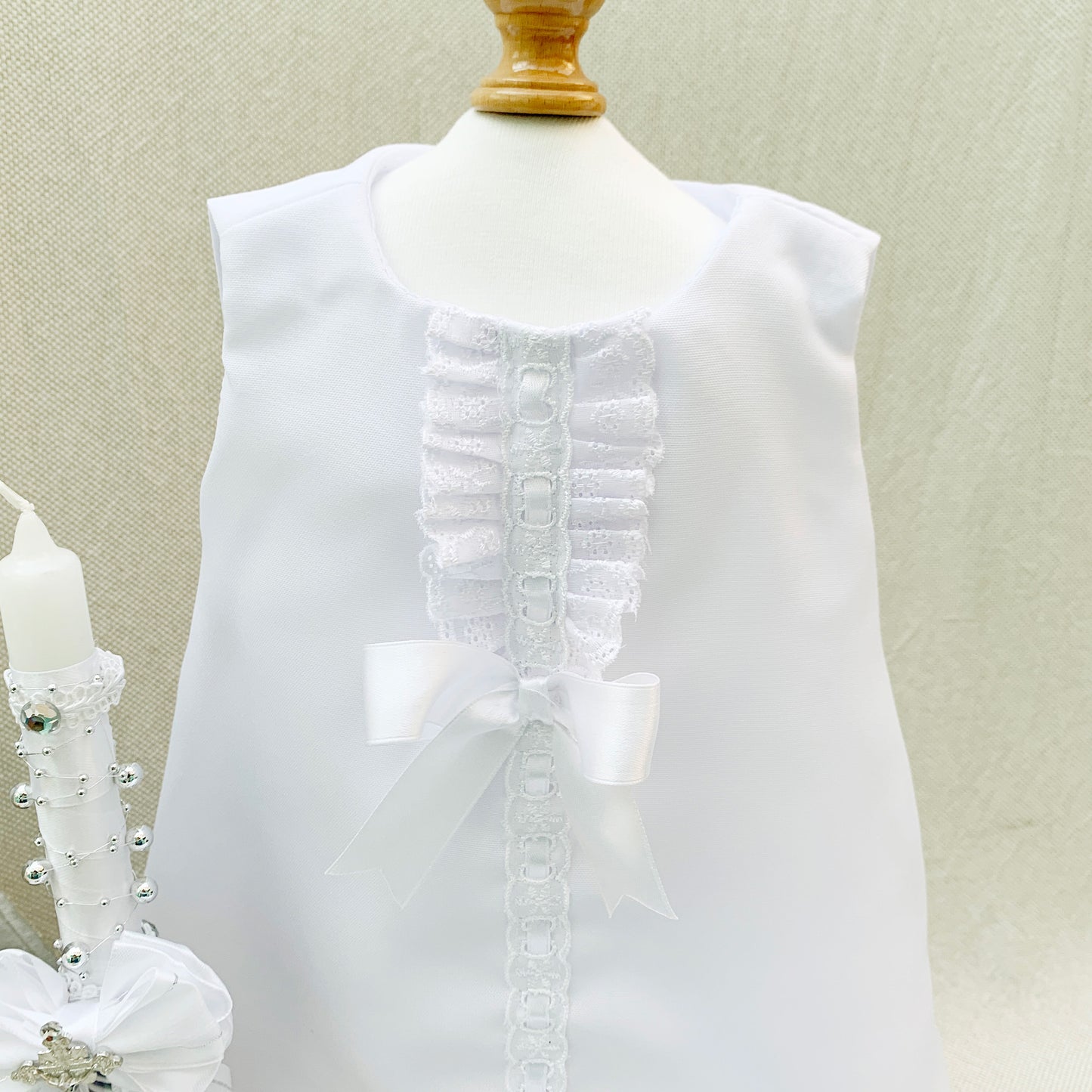 25%OFF Conjunto bautismal vestido corte en A blanca cinta + accesorios (6 piezas)