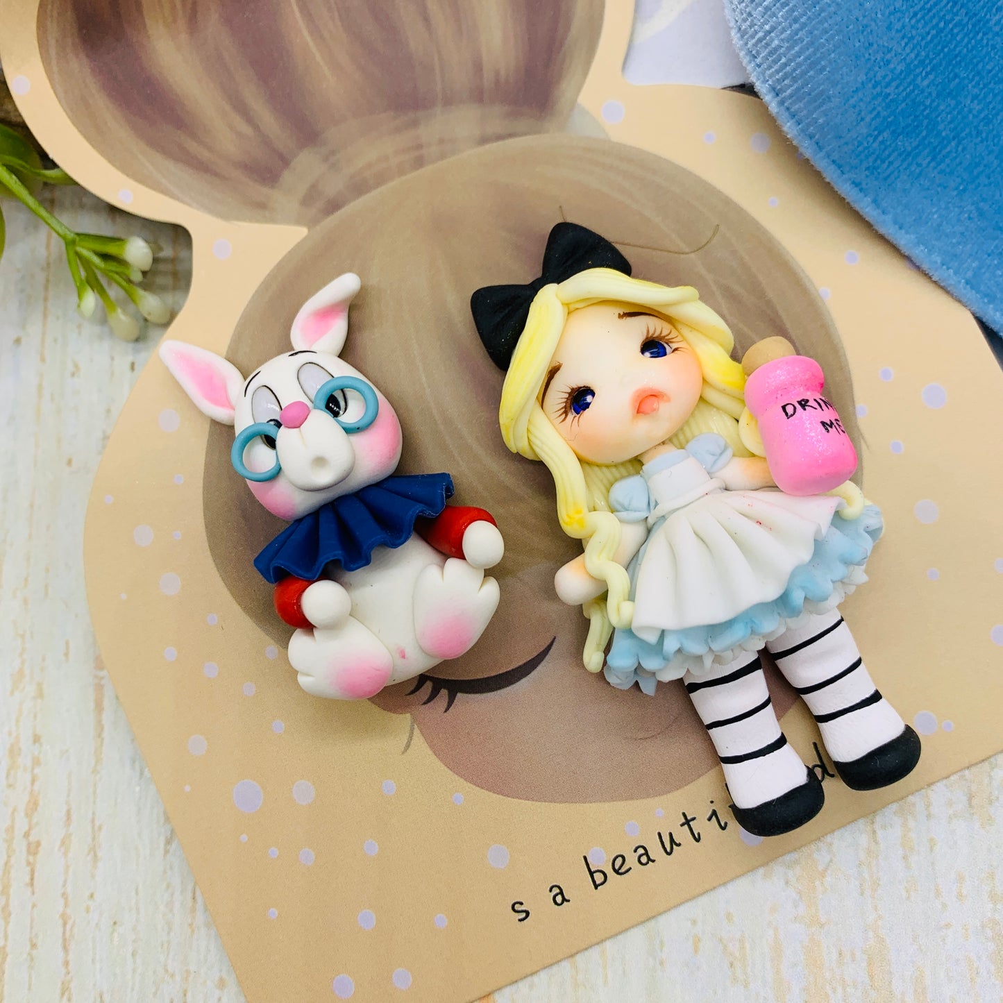 Set crea tu lazo/moño + porcelana temática Alicia en el País de las Maravillas Modelo 3
