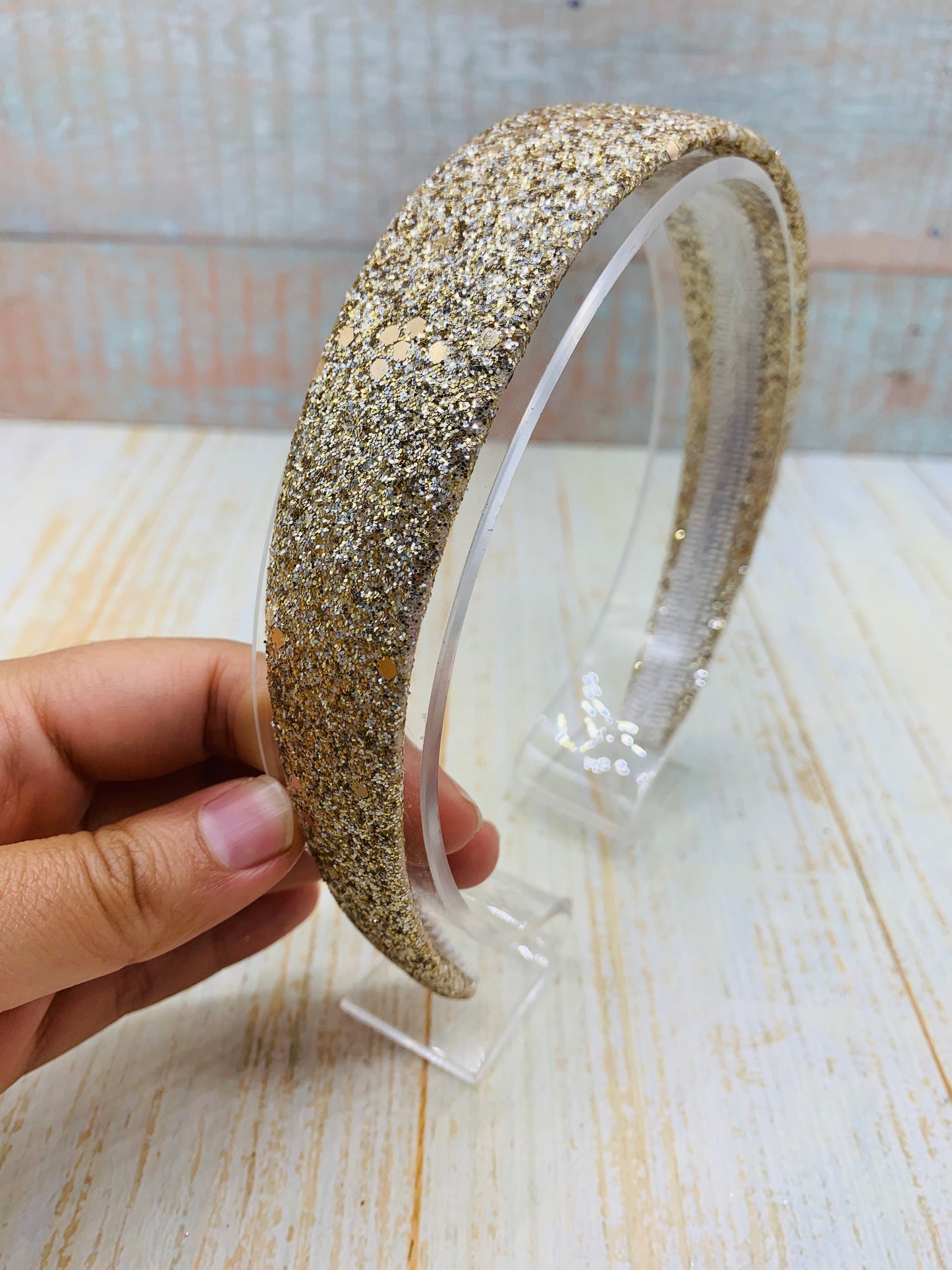Diadema con glitter dorado