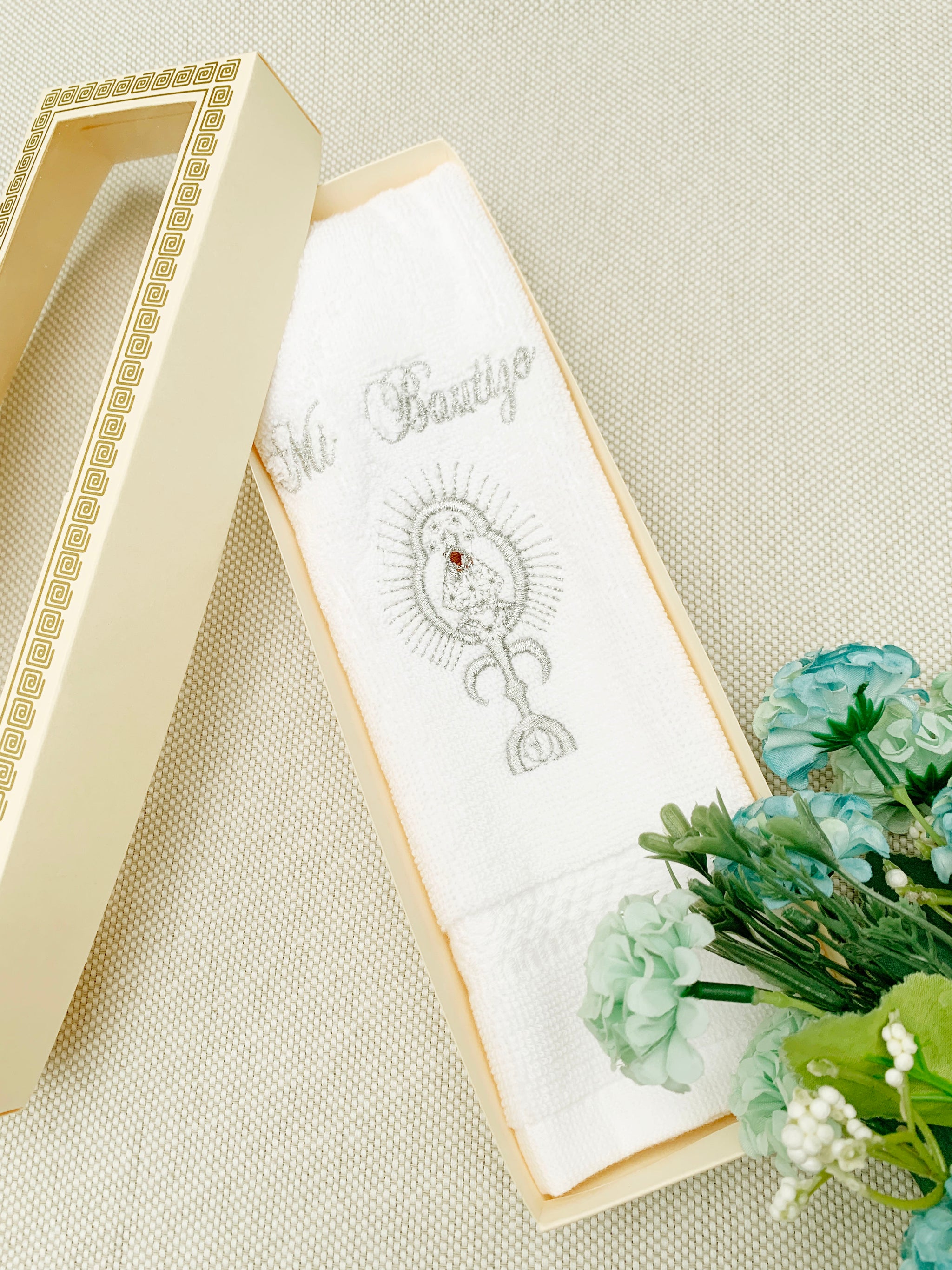 Pañito Hipoalergénico Virgencita de los Angeles opción de color dorado o plateado