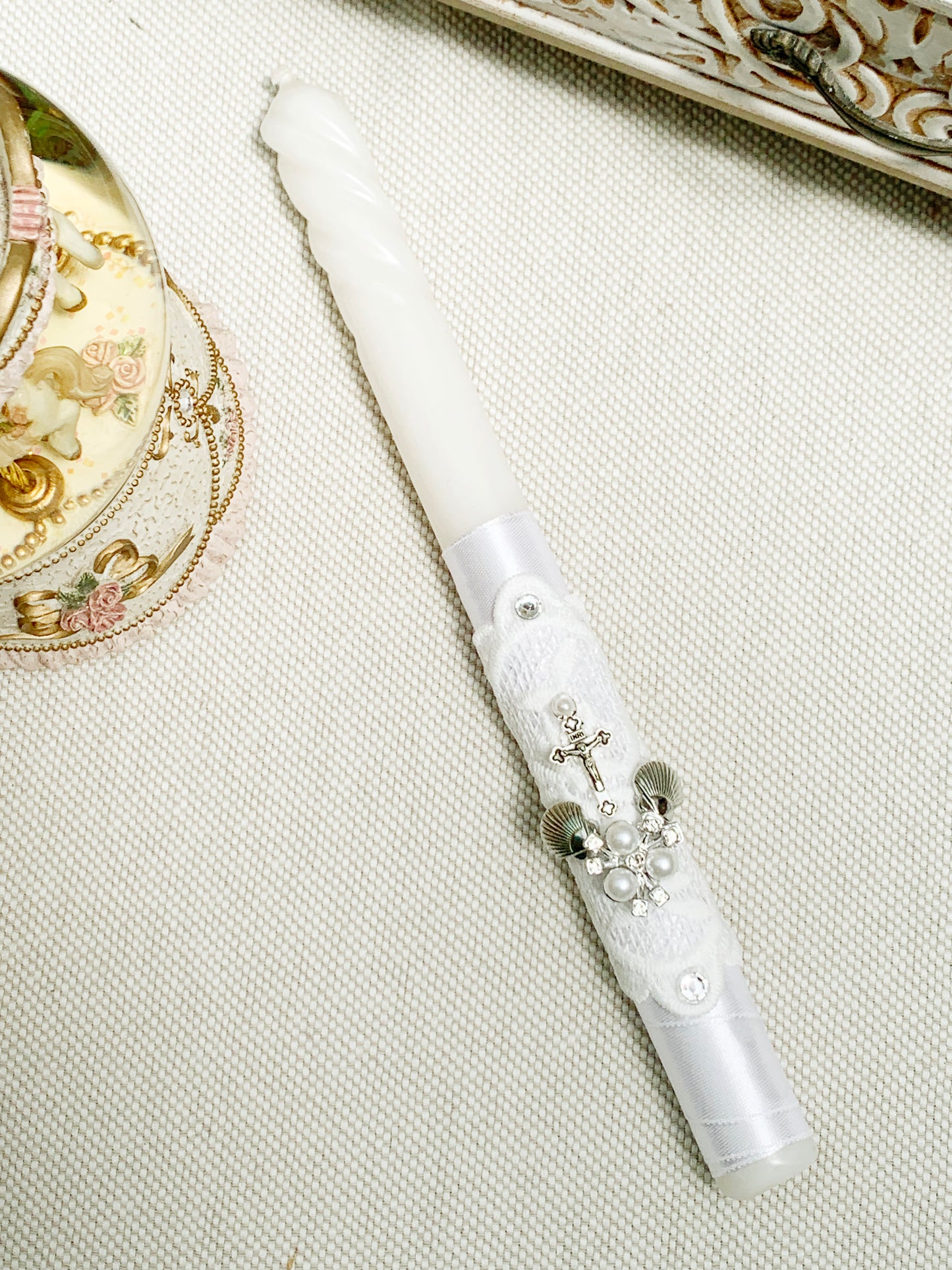 Candela torneada con conchitas cruz plateada