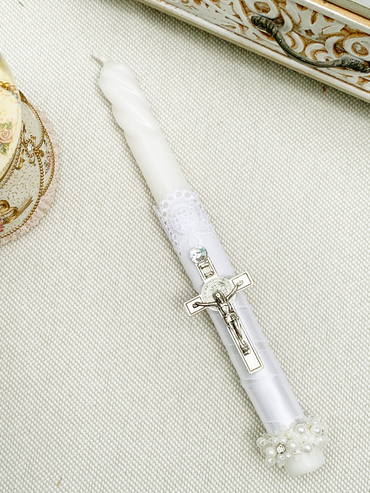 Candela torneada con encaje y cruz plateada