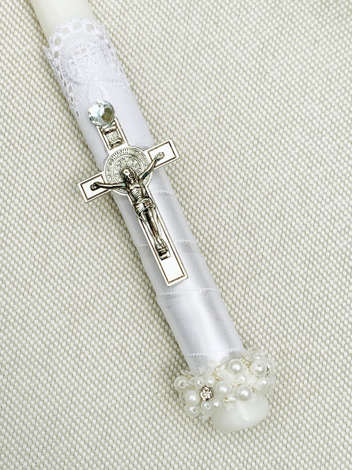 Candela torneada con encaje y cruz plateada