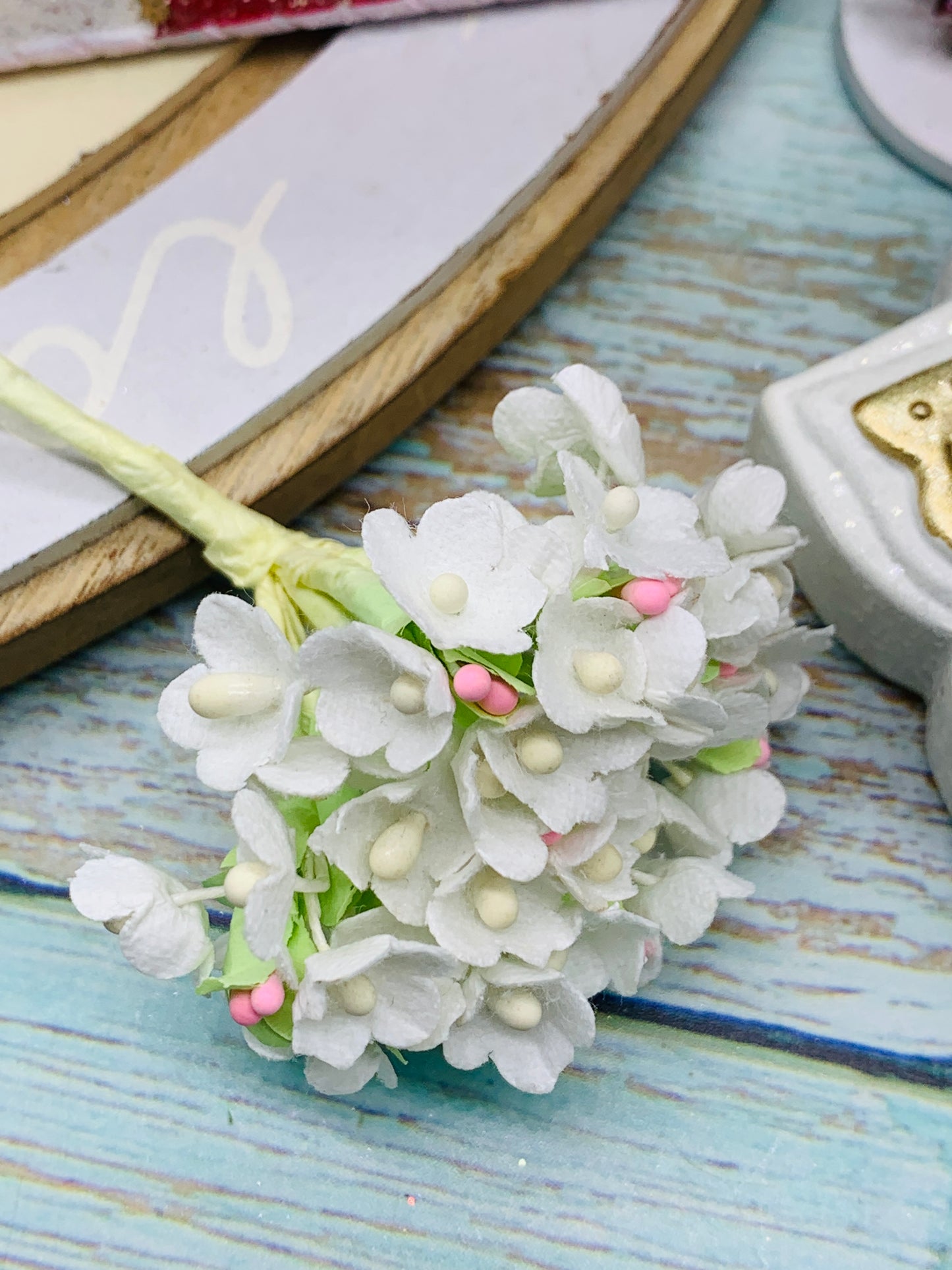 Ramo Mini Flores de Papel blanca ( 40 flores) 1cm