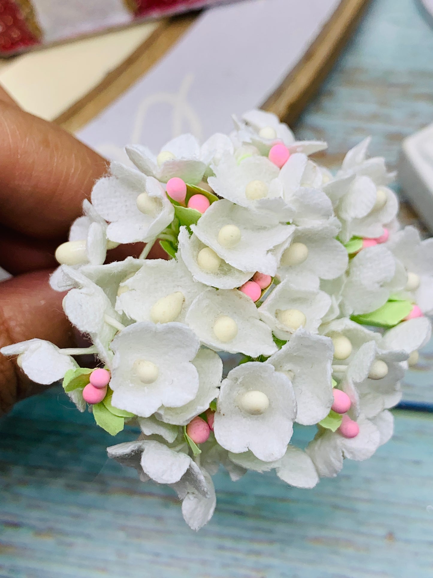 Ramo Mini Flores de Papel blanca ( 40 flores) 1cm