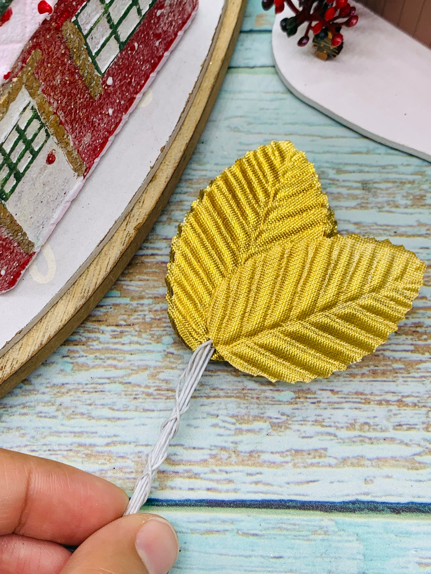 Hojas doradas ( Paquete 10 und) 3cm Ancho y 5cm de largo