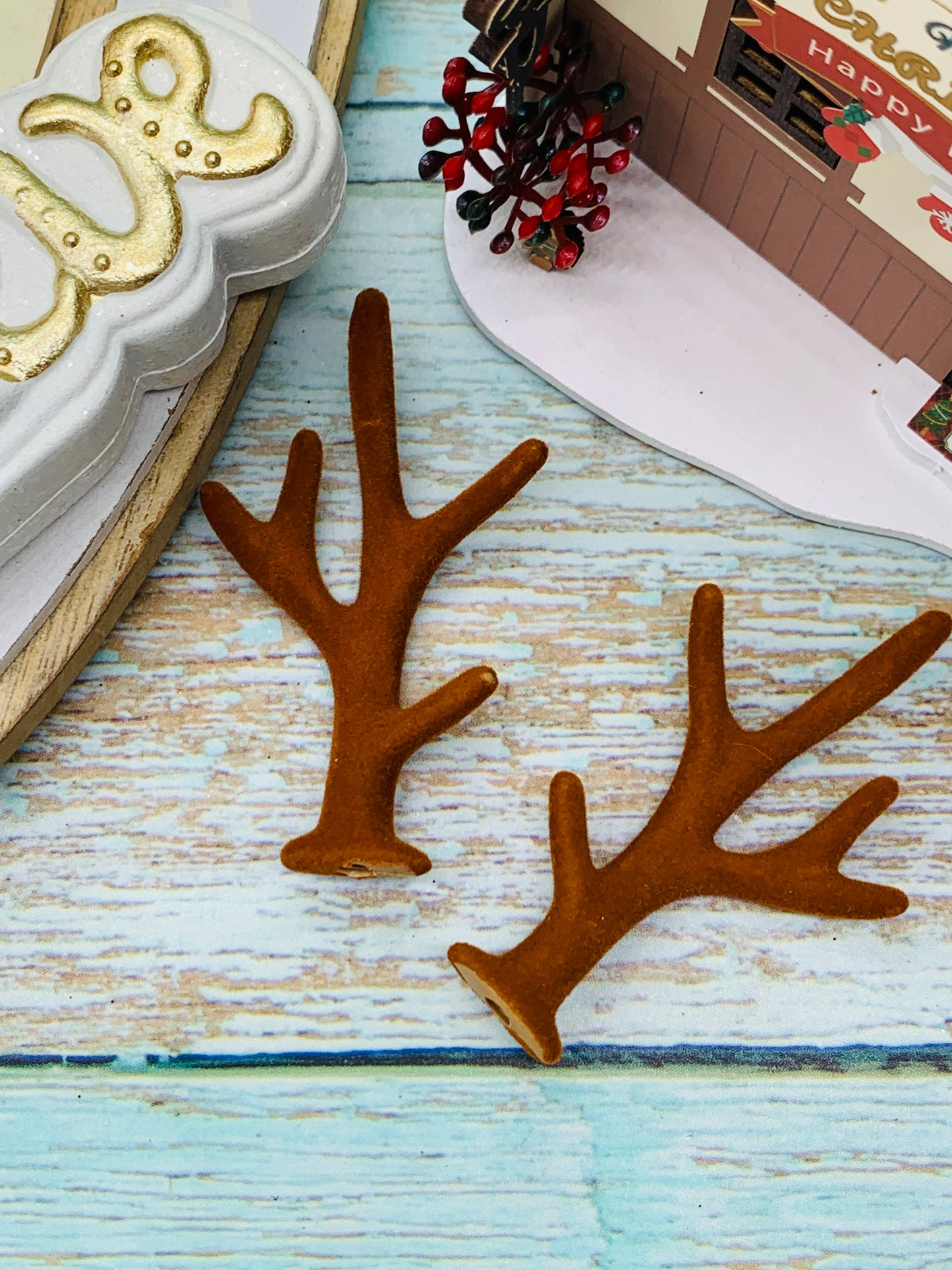 Par de cuernitos con cubrimiento similar a gamuza 8 cm aprox