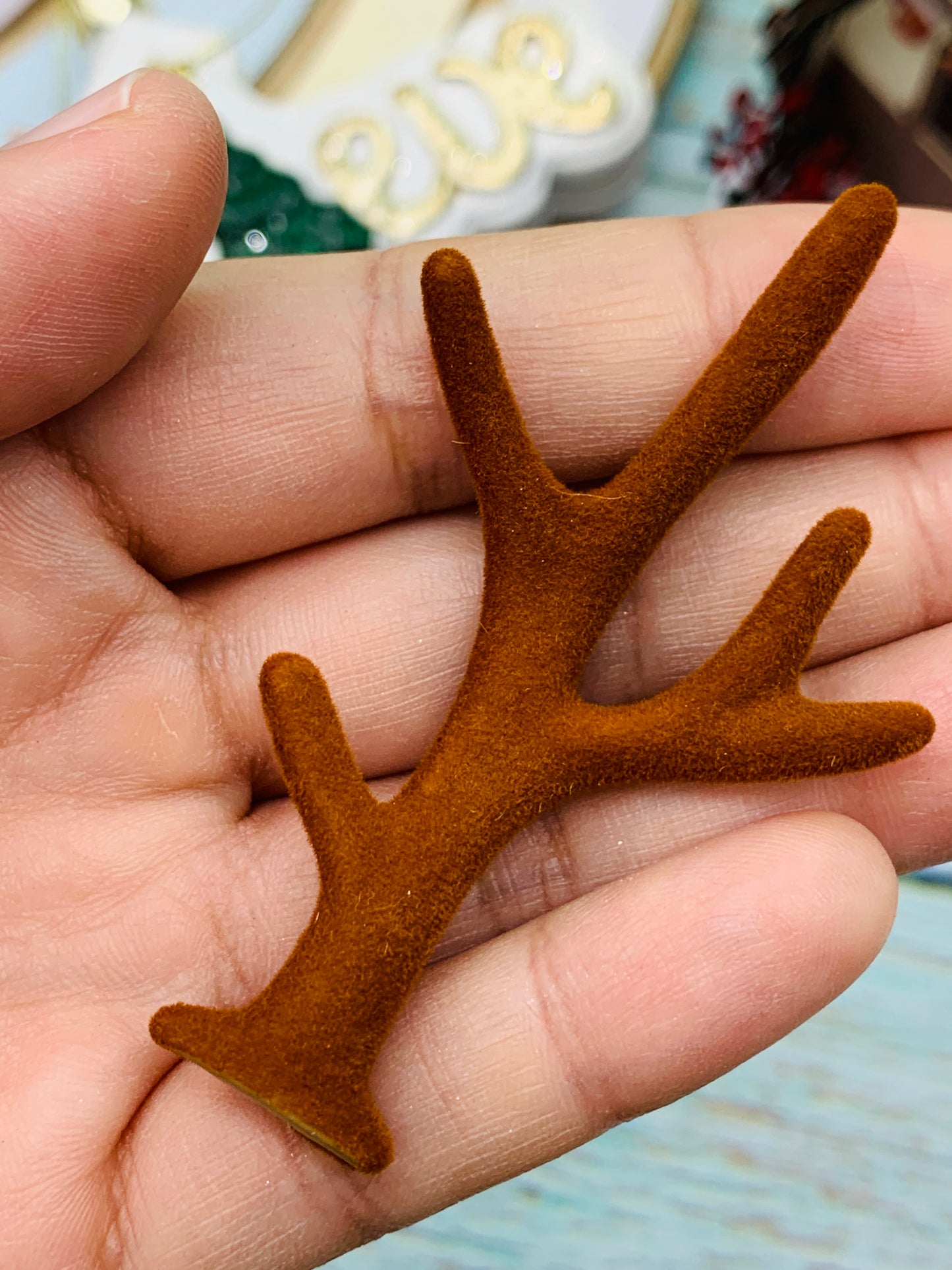 Par de cuernitos con cubrimiento similar a gamuza 8 cm aprox