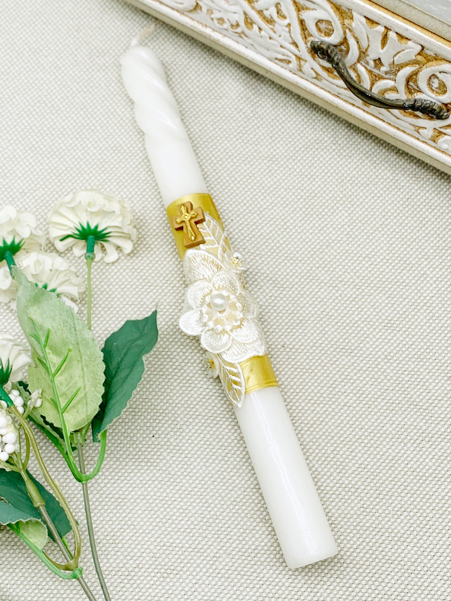 Candela torneada dorada con flor bordada