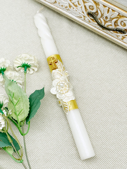 Candela torneada dorada con flor bordada