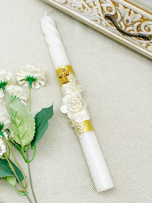 Candela torneada dorada con flor bordada