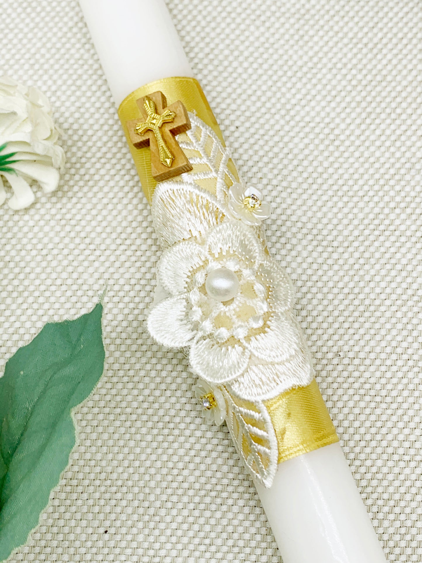 Candela torneada dorada con flor bordada