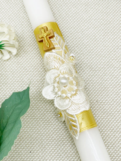 Candela torneada dorada con flor bordada