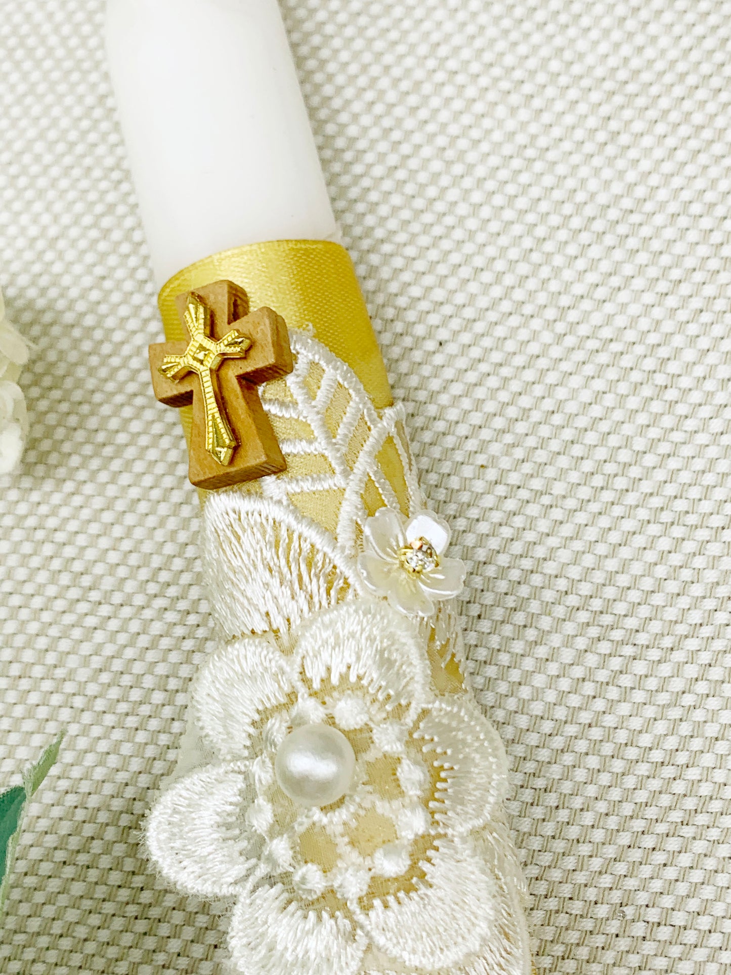 Candela torneada dorada con flor bordada