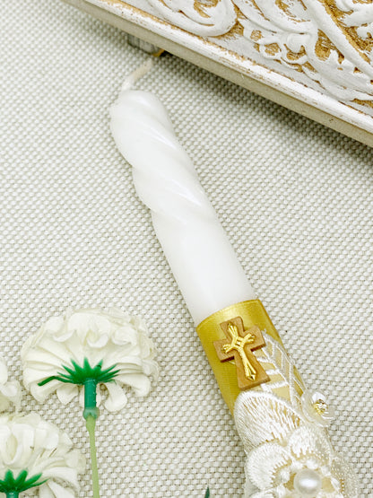 Candela torneada dorada con flor bordada