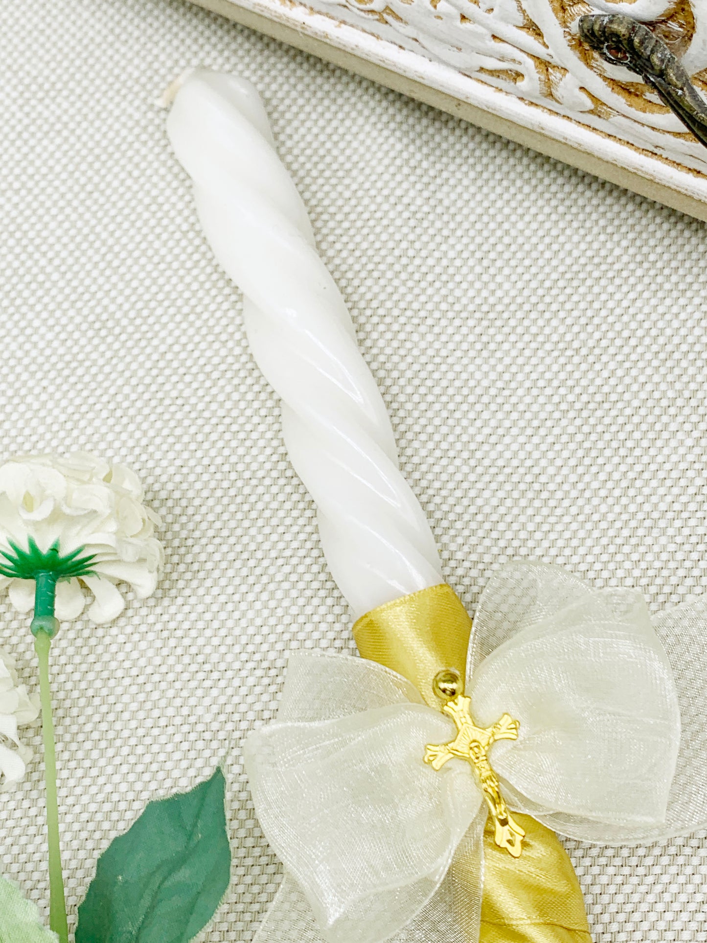 Candela torneada dorada con lazo organza