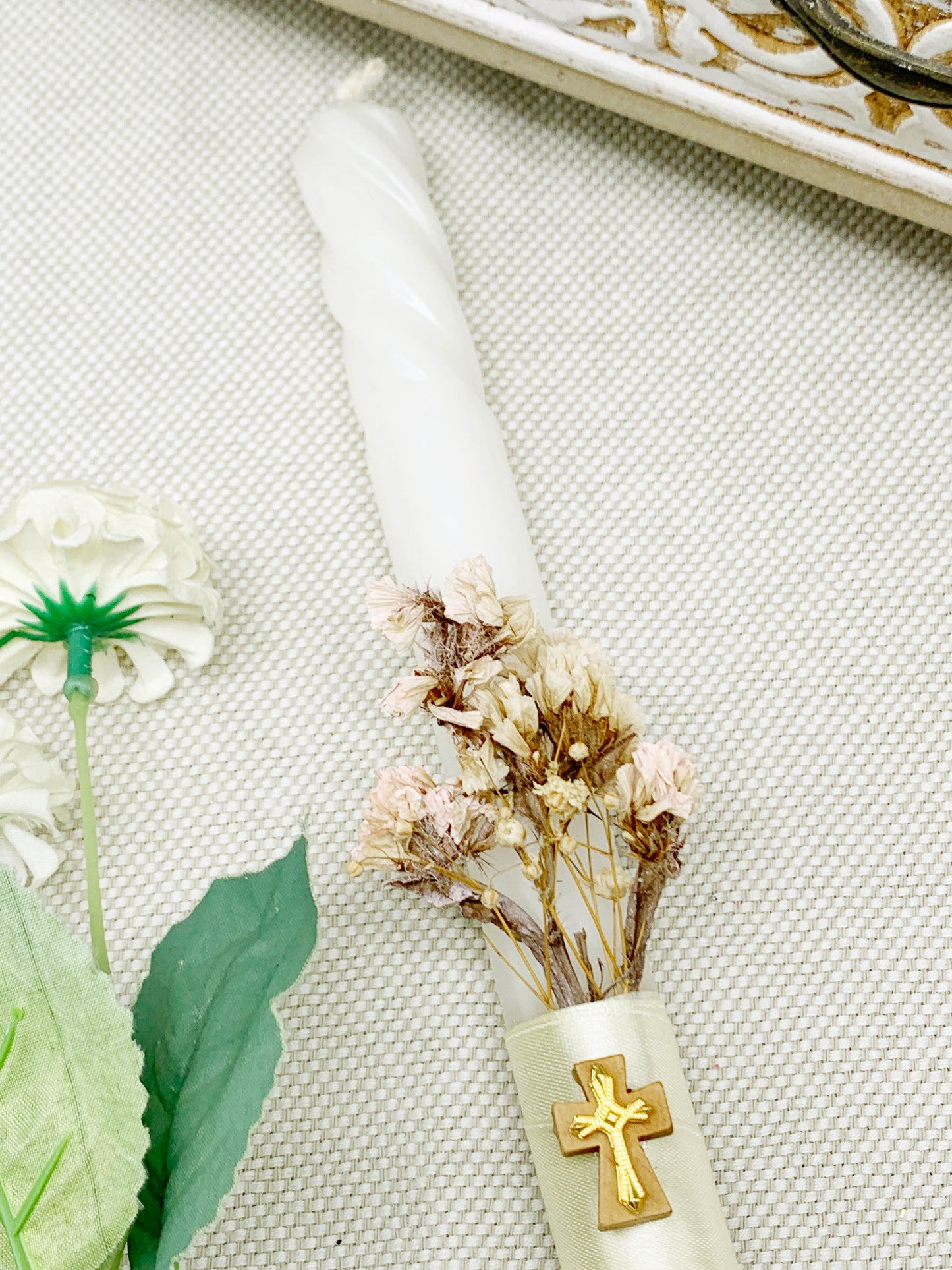 Candela torneada dorada flores orgánicas