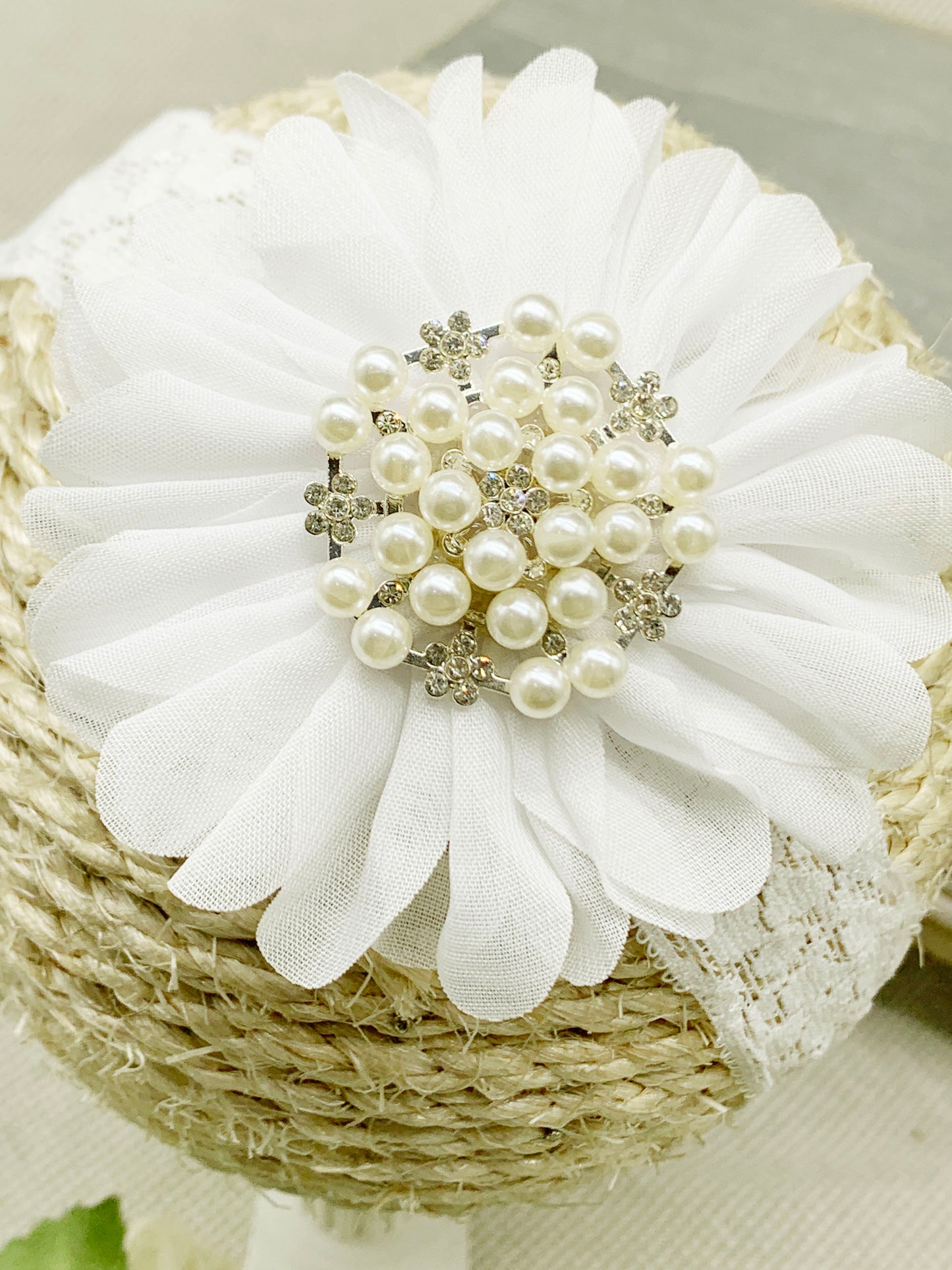 Vincha de banda ancha con flor grande