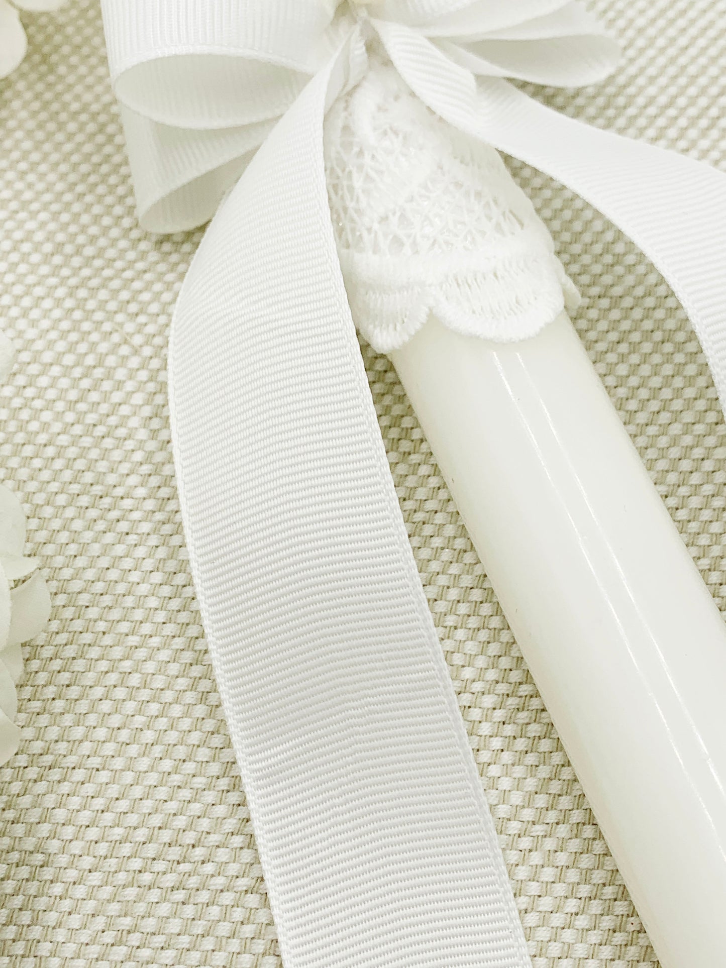 Candela con cinta fina, mini espíritu santo y encajes