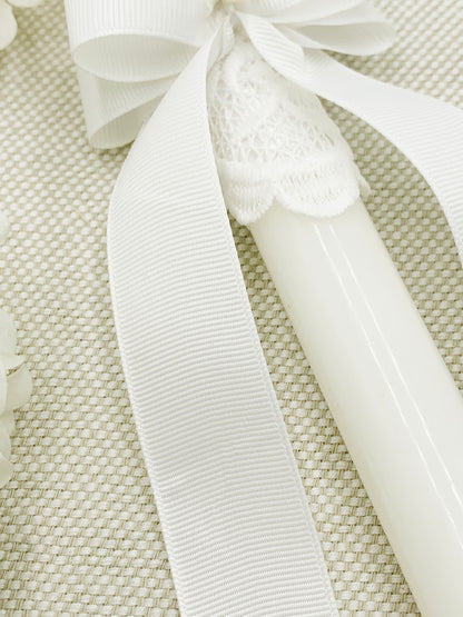 Candela con cinta fina, mini espíritu santo y encajes