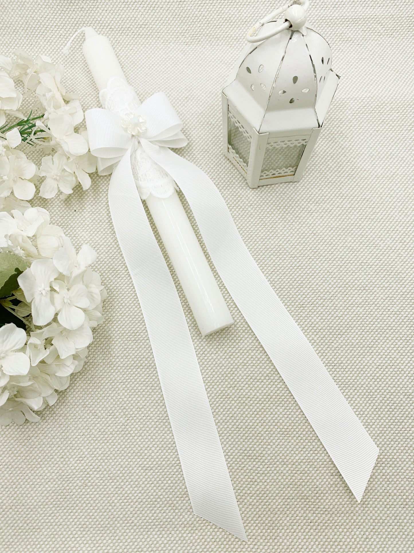 Candela con cinta fina, mini espíritu santo y encajes