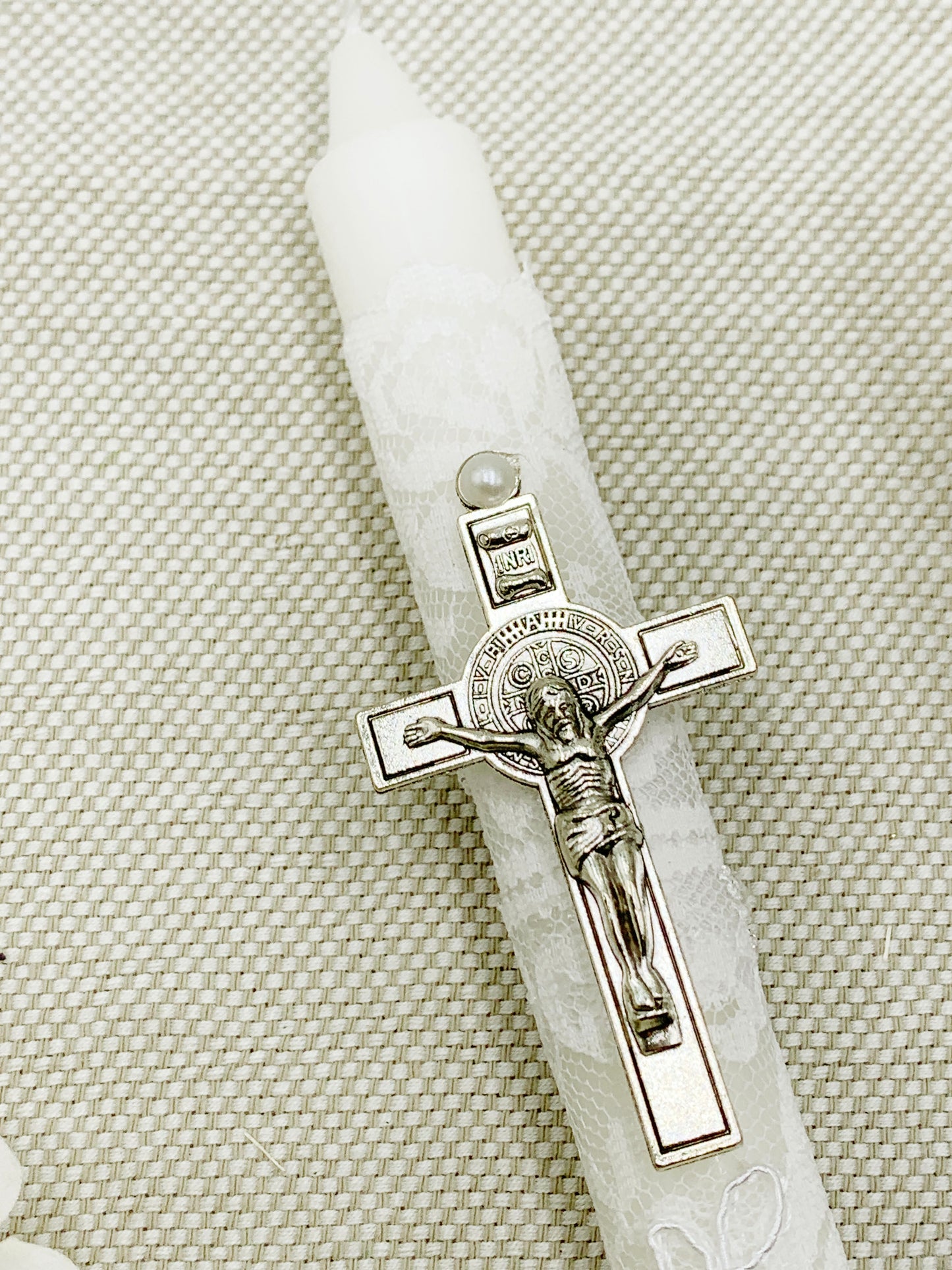 Candela con encaje labrado delicado