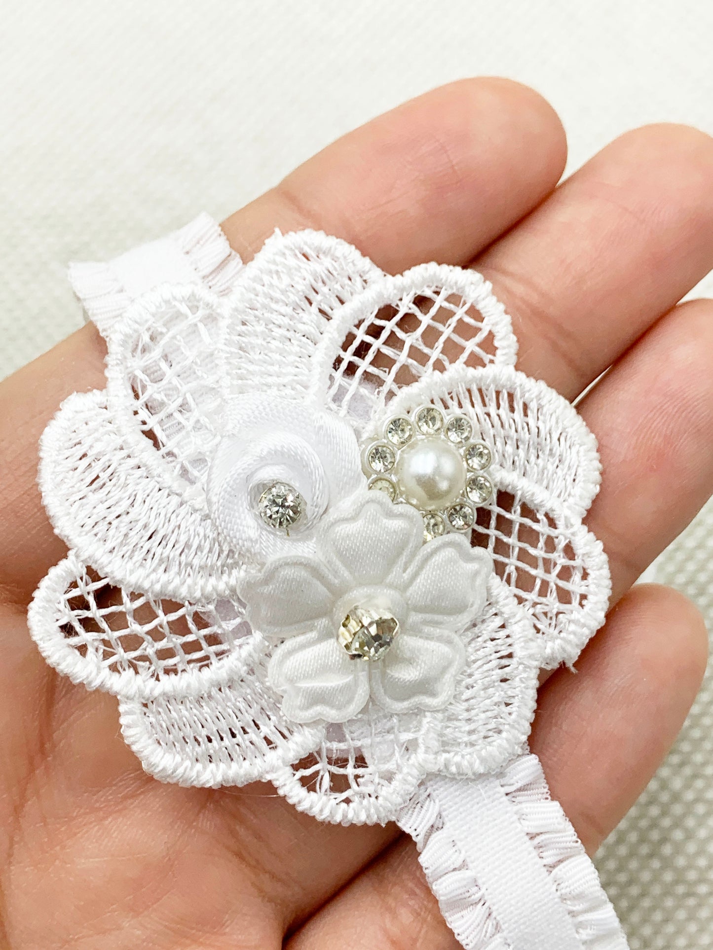 Vincha con detalles de rosa y pedrería