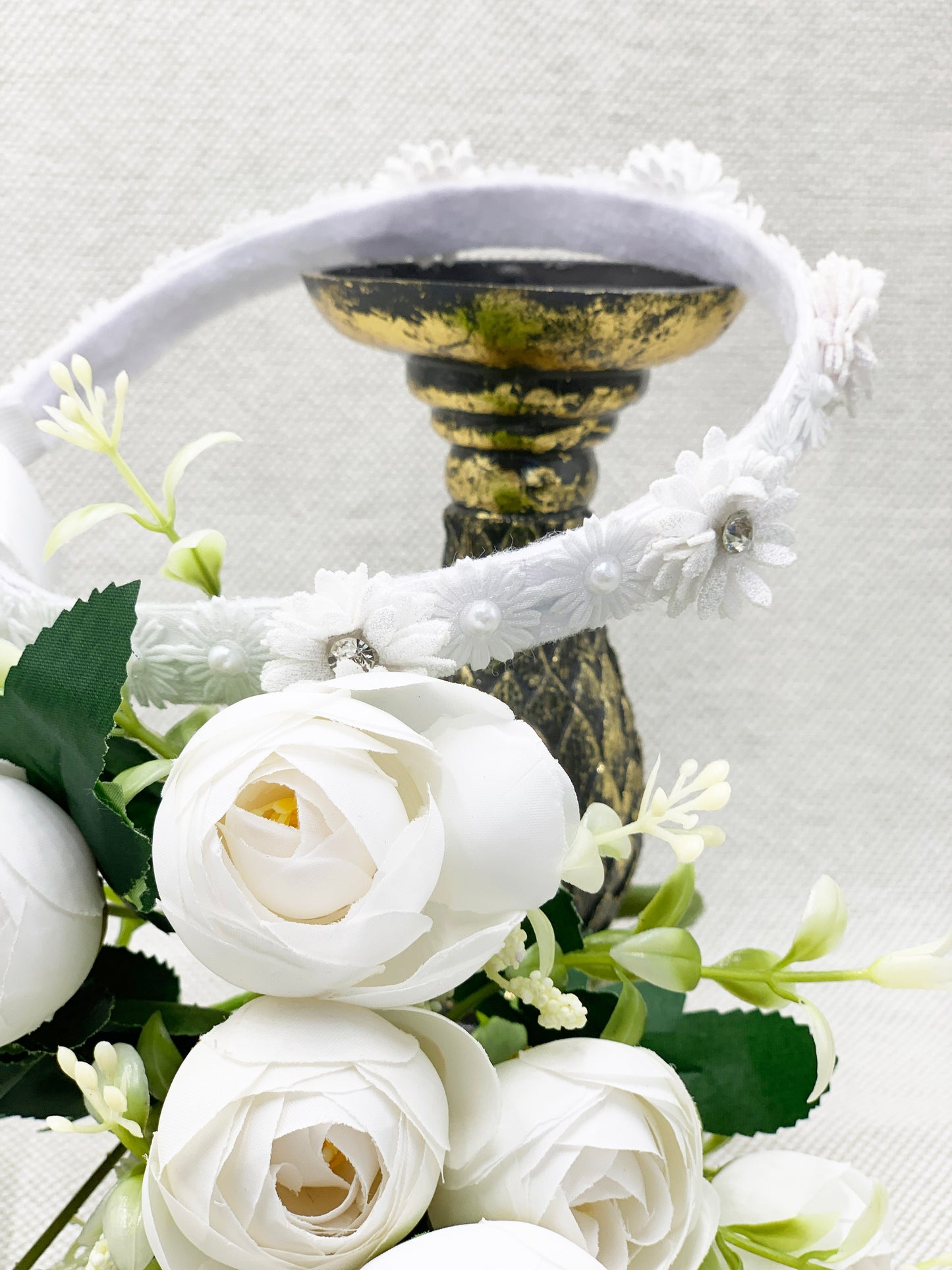 Corona con florecita pomposa y pedrería