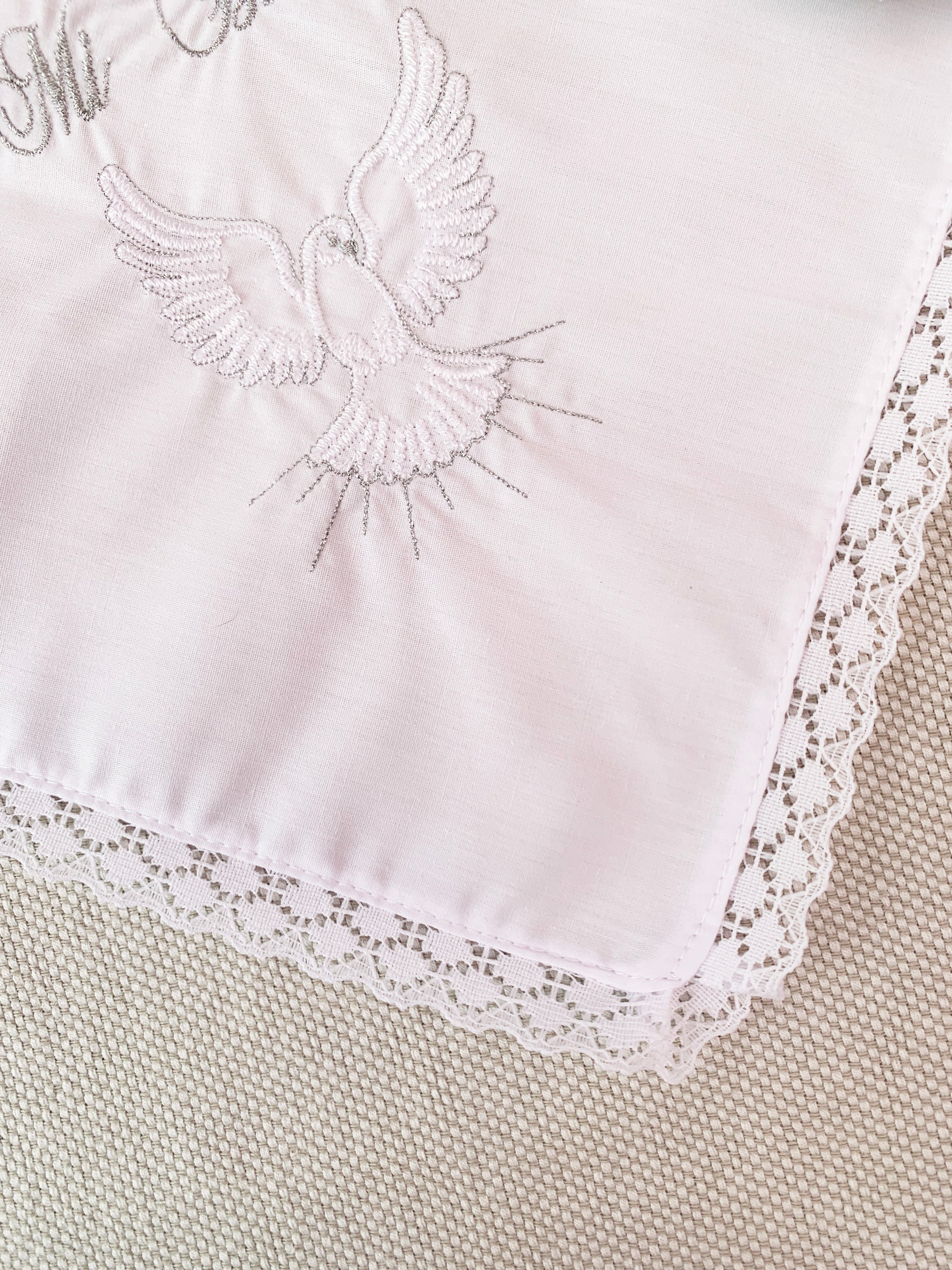 Pañito Docoma Espíritu Santo opción de color dorado o plateado