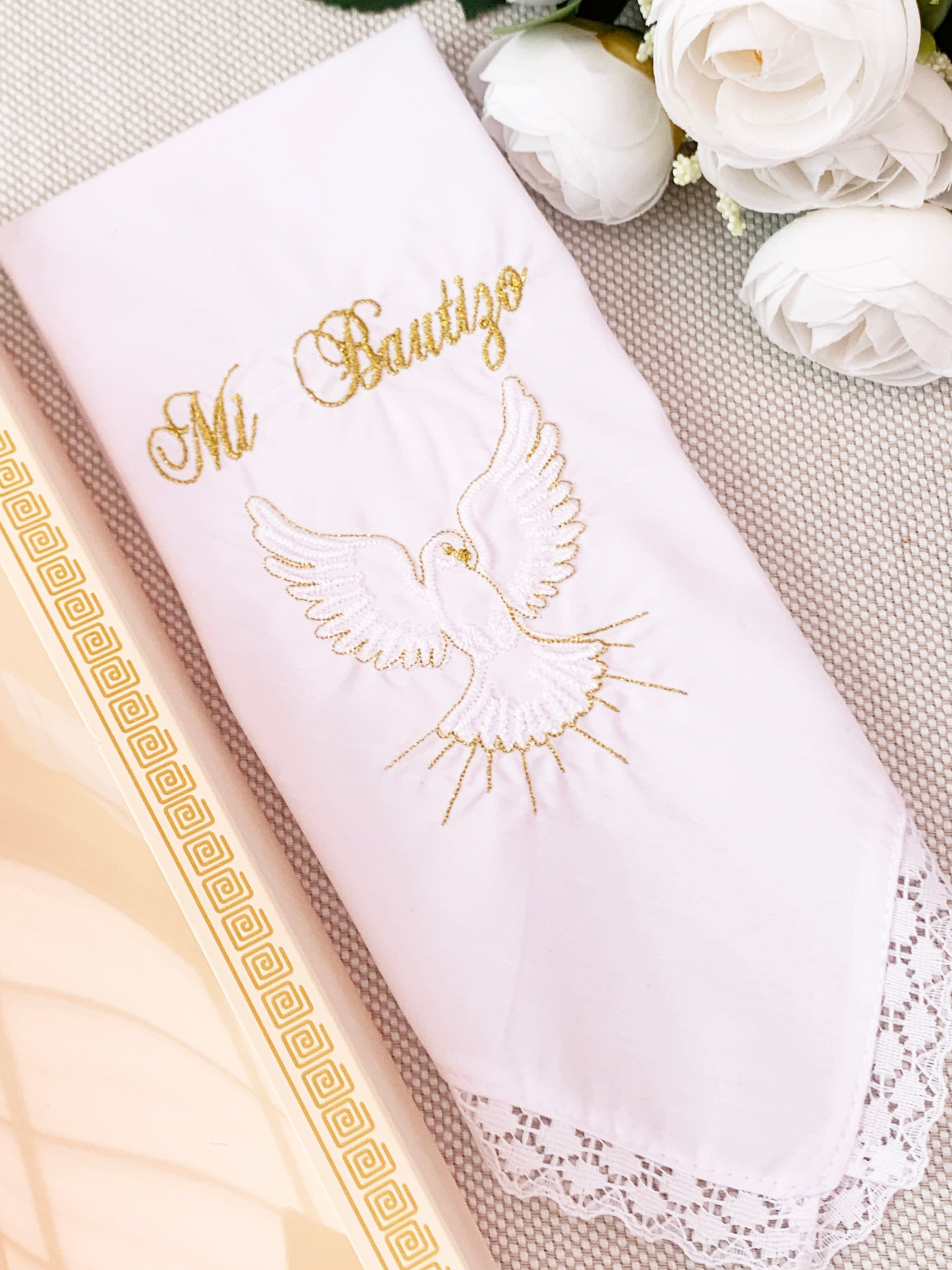 Pañito Docoma Espíritu Santo opción de color dorado o plateado