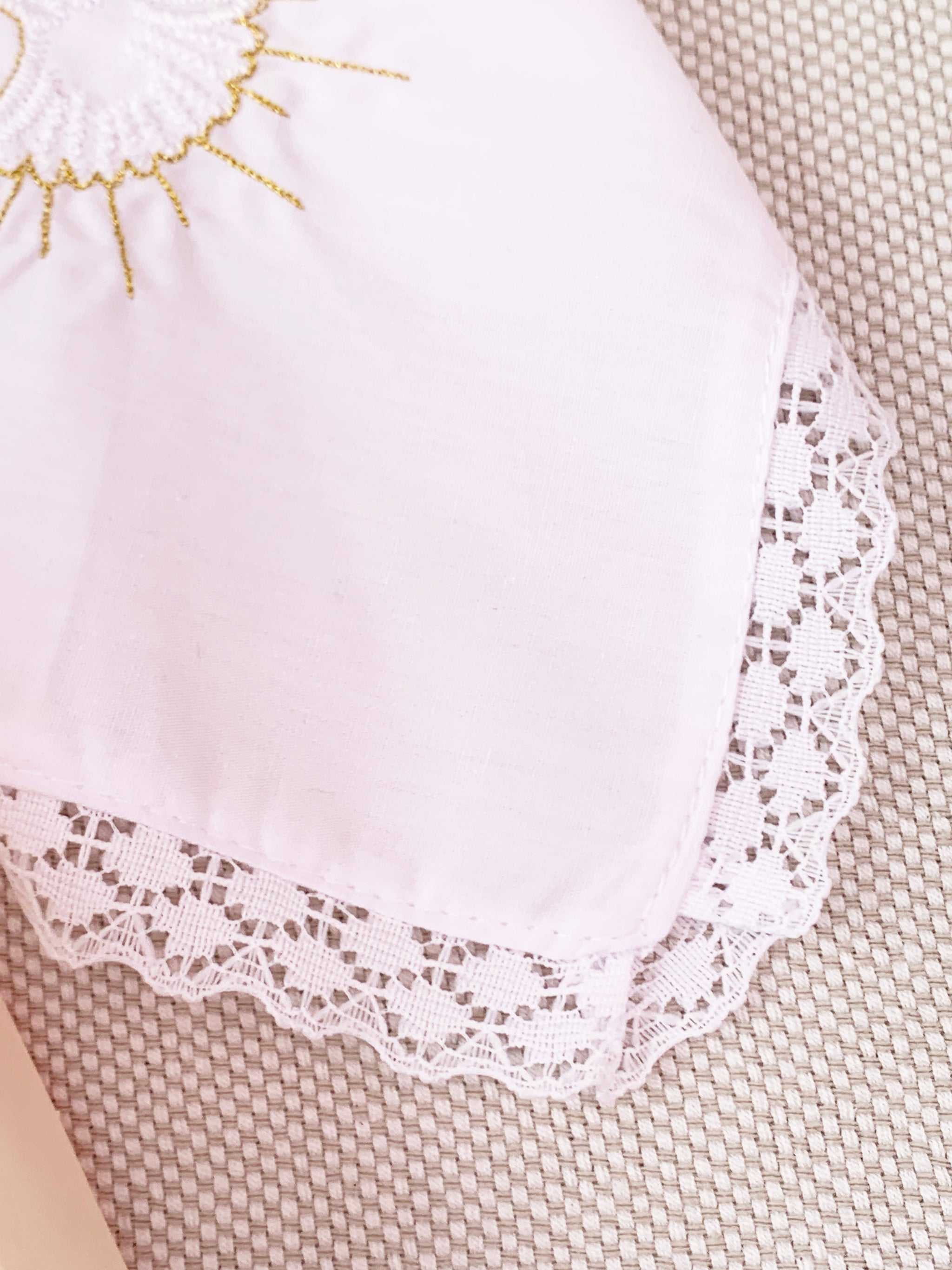 Pañito Docoma Espíritu Santo opción de color dorado o plateado