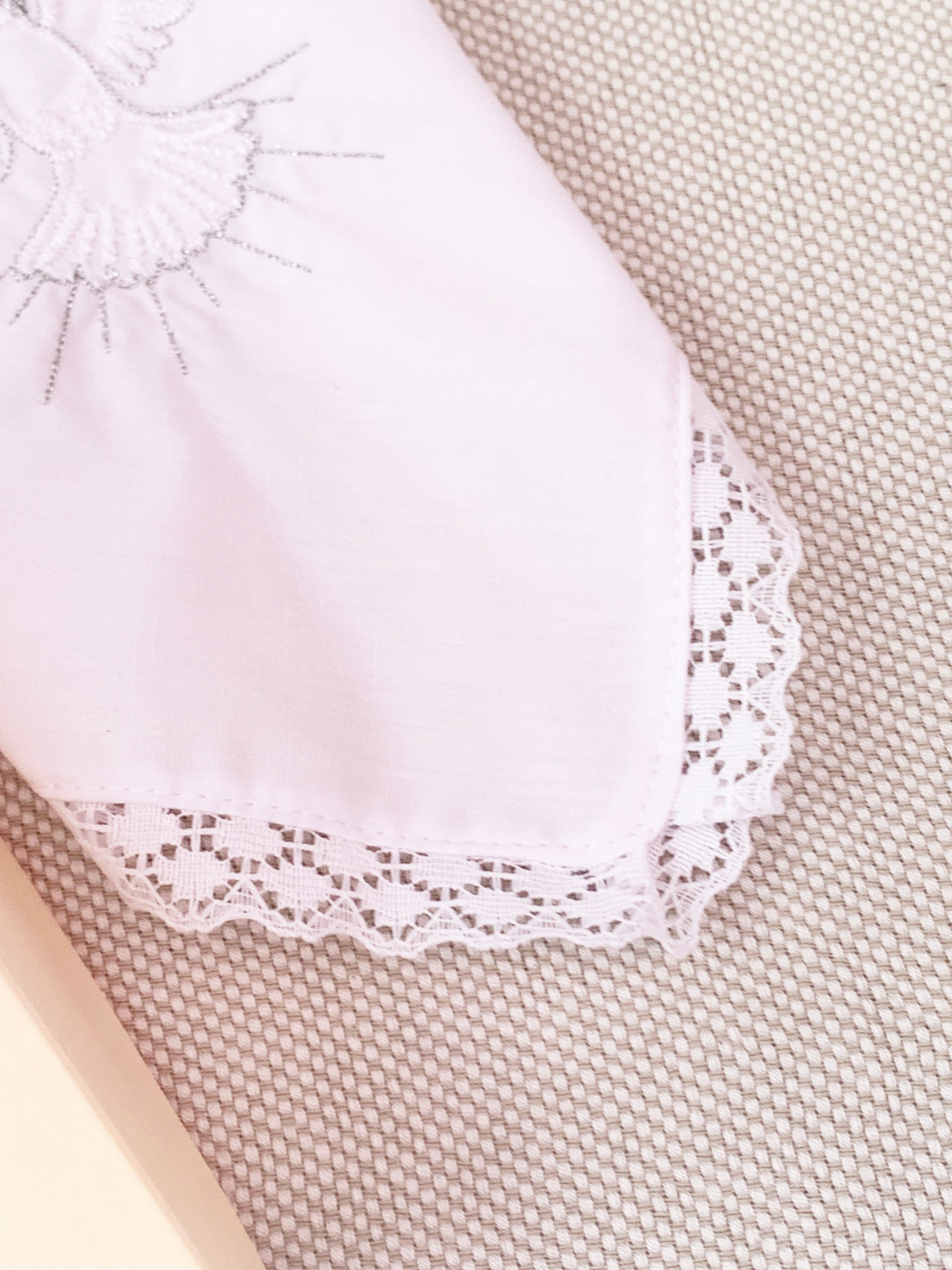 Pañito Docoma Espíritu Santo opción de color dorado o plateado