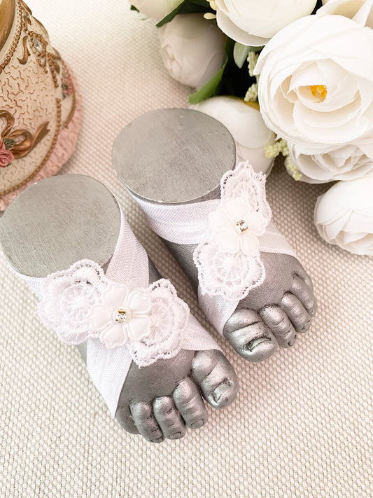 Pies descalzos con flor y encaje bordado