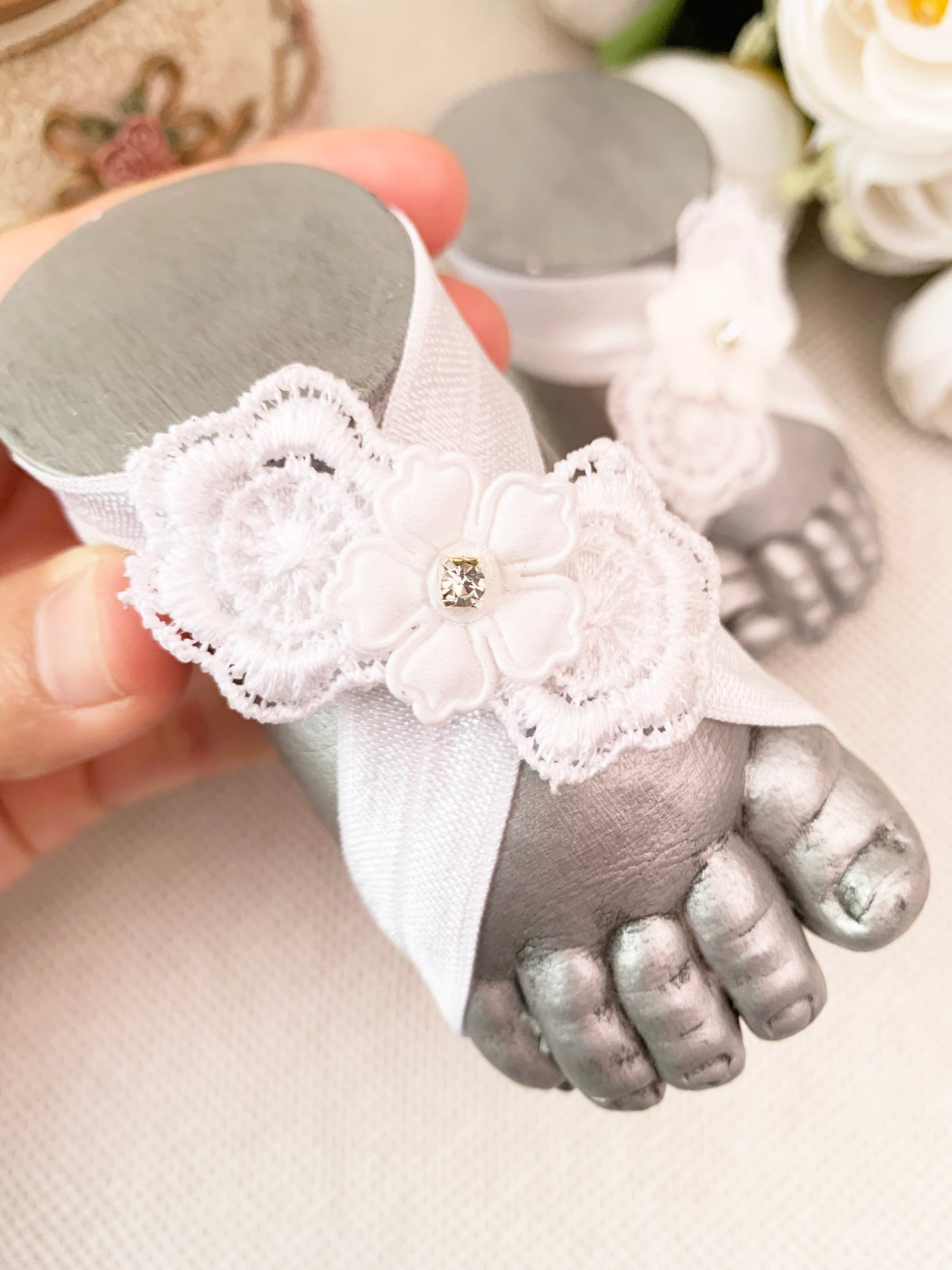 Pies descalzos con flor y encaje bordado