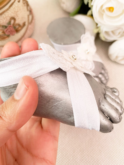 Pies descalzos con flor y encaje bordado