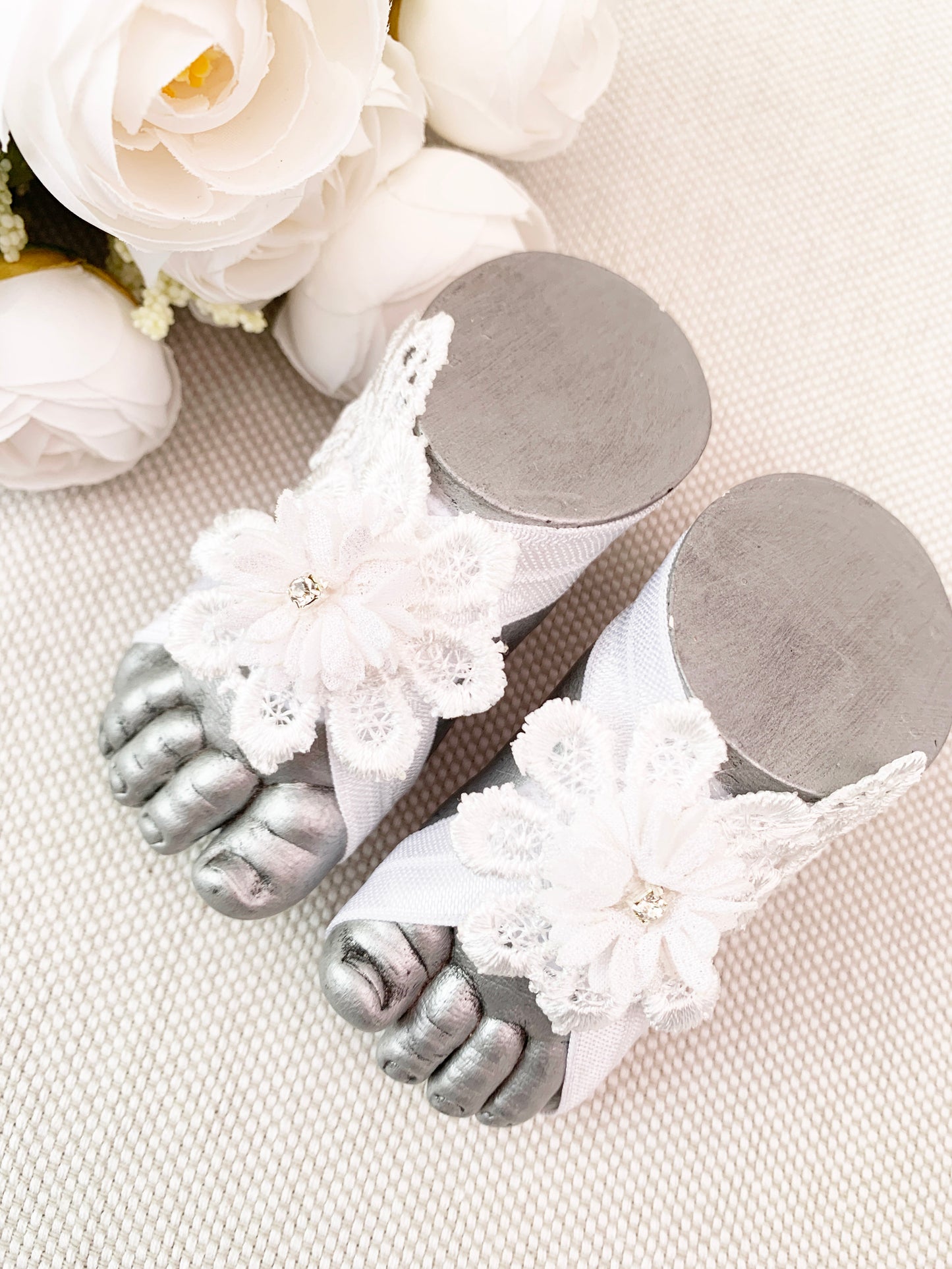 Pies descalzos con flor y encajes