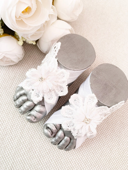 Pies descalzos con flor y encajes