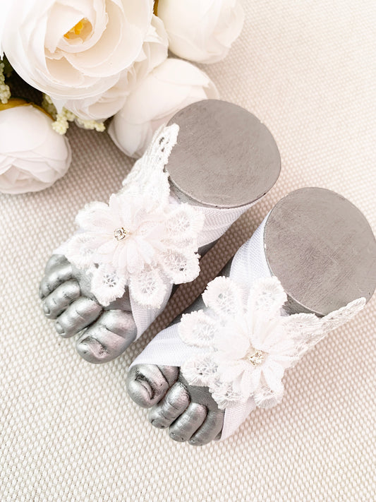 Pies descalzos con flor y encajes